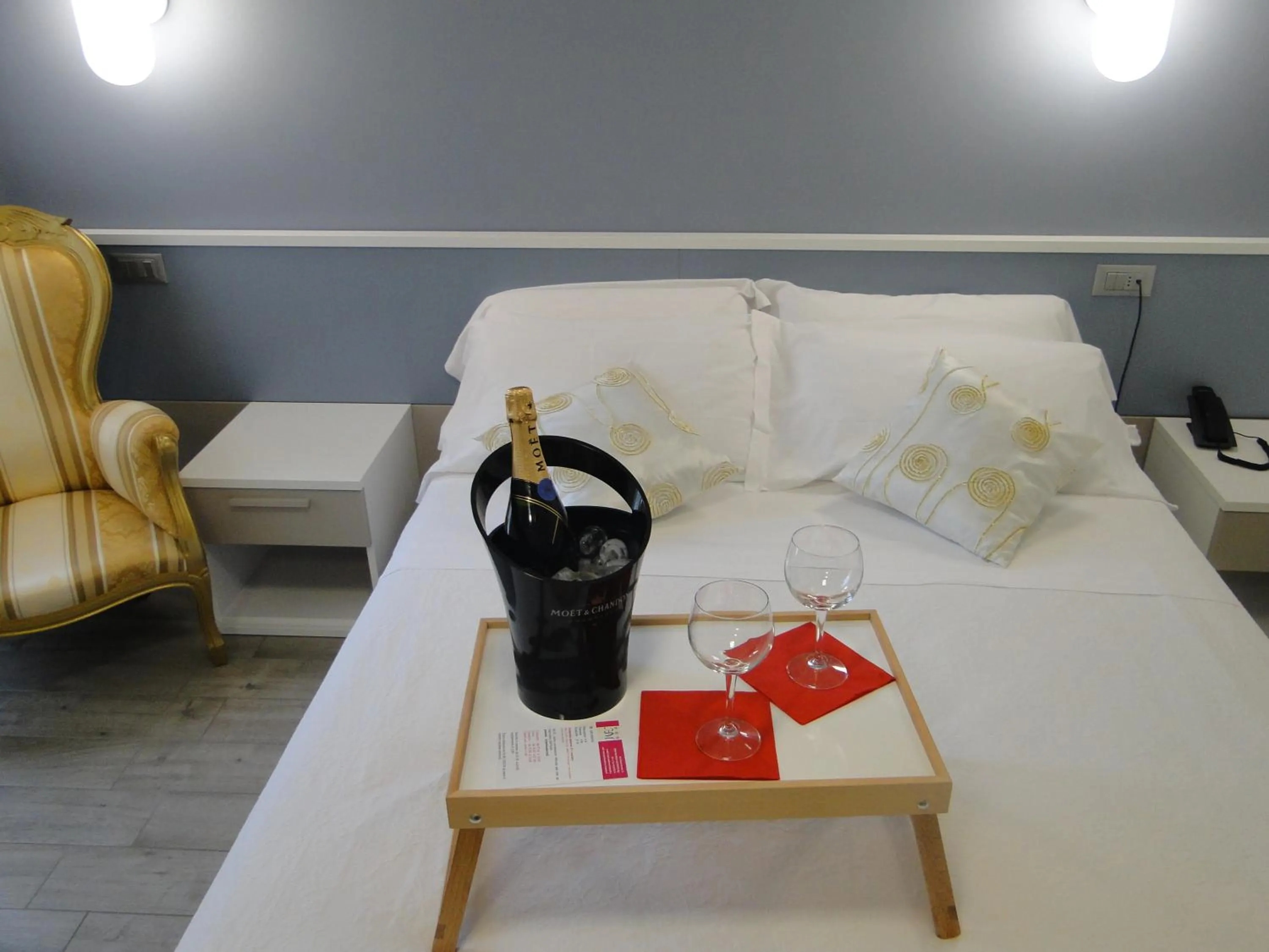 Alcoholic drinks, Bed in Hotel Moderno