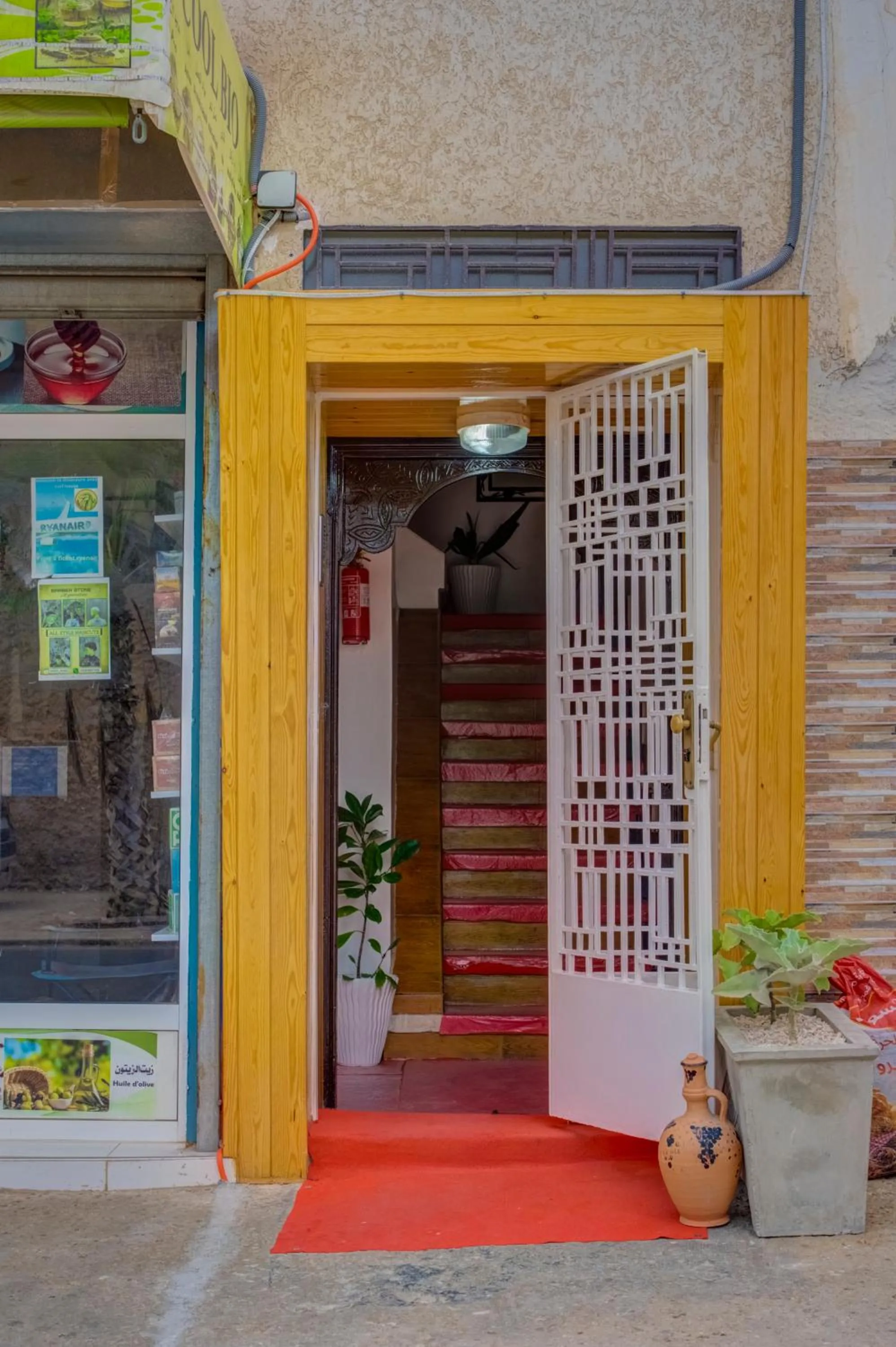 Facade/entrance in Dinosaur Anza Surf House