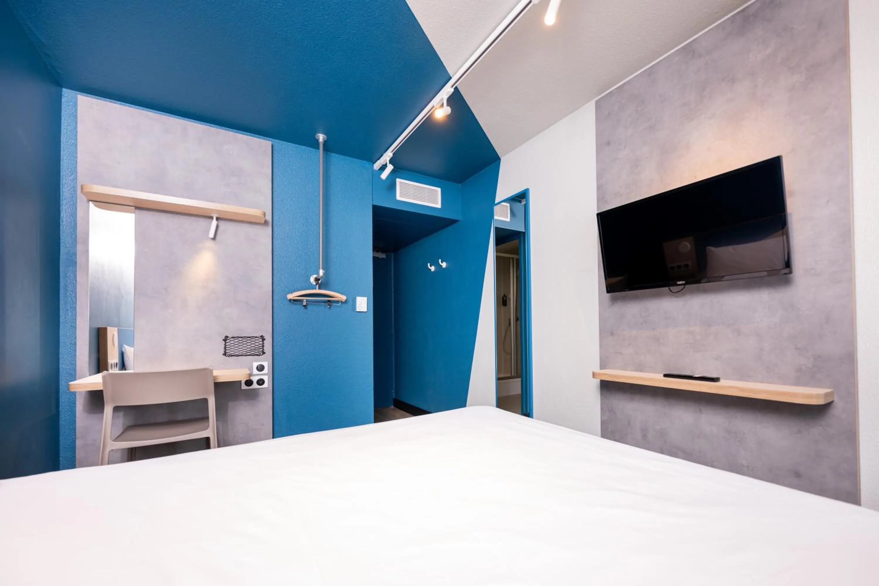 Bed in Ibis Budget Lyon Caluire Cité Internationale