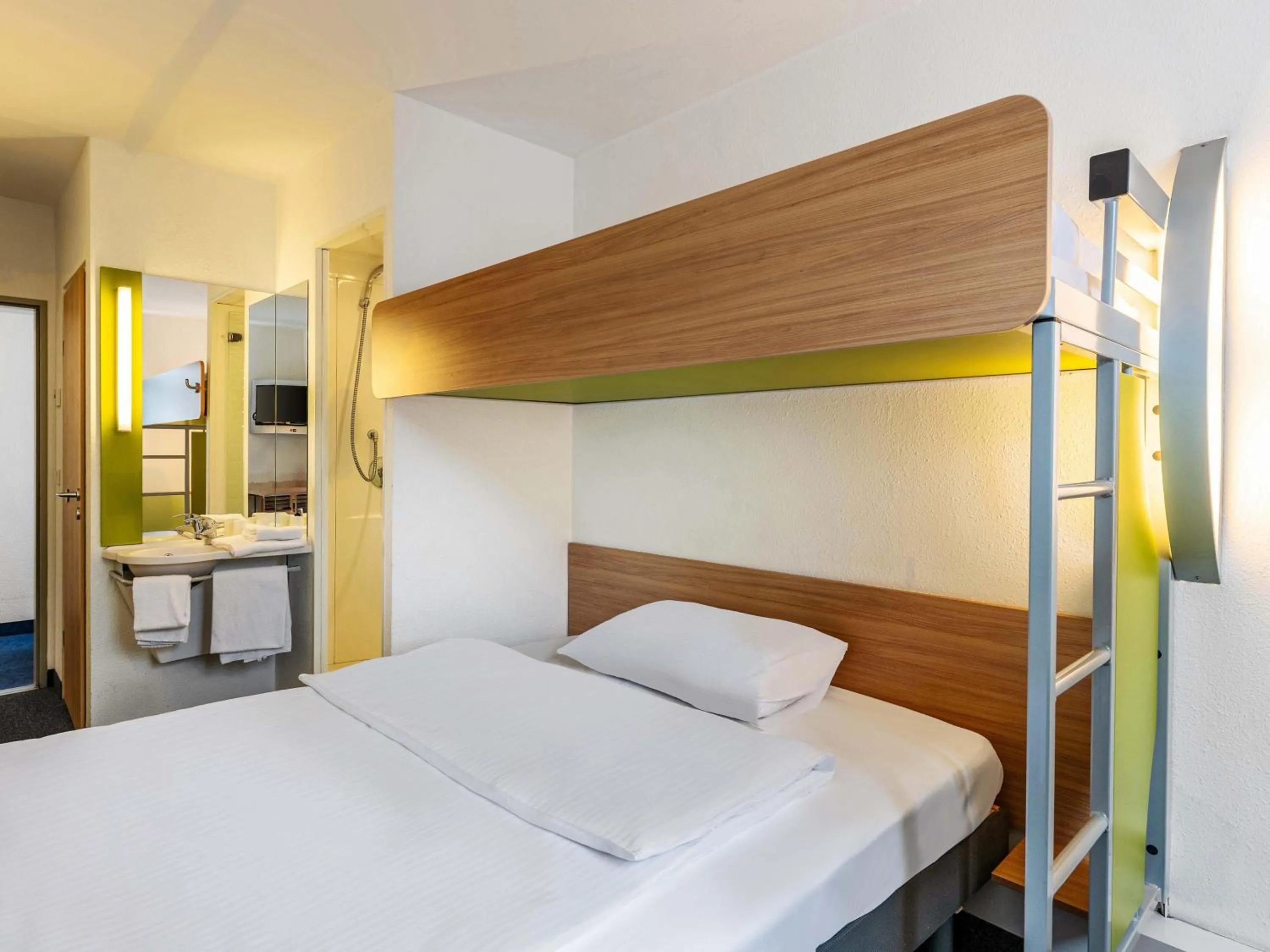 Bed in B&B HOTEL Aachen-Nord