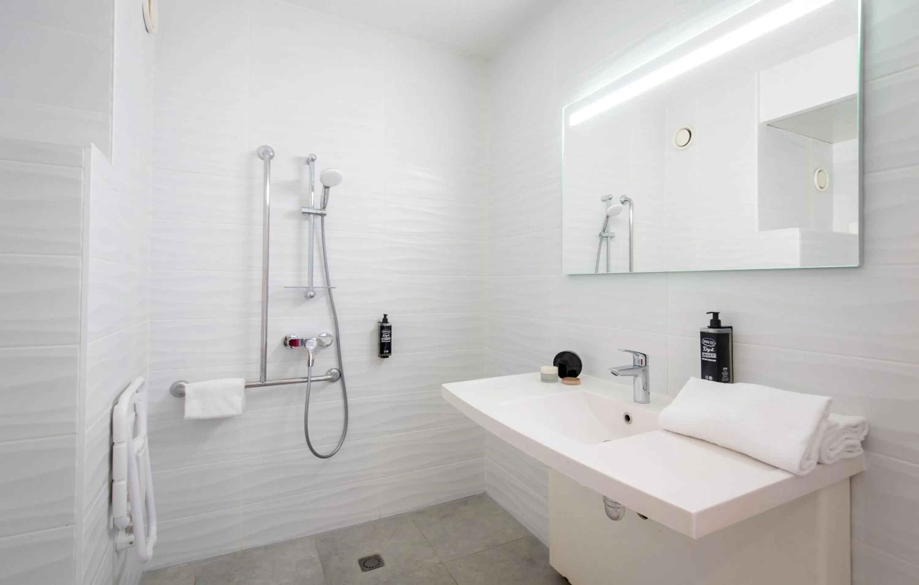 Shower in Ibis Budget Fréjus St Raphaël centre