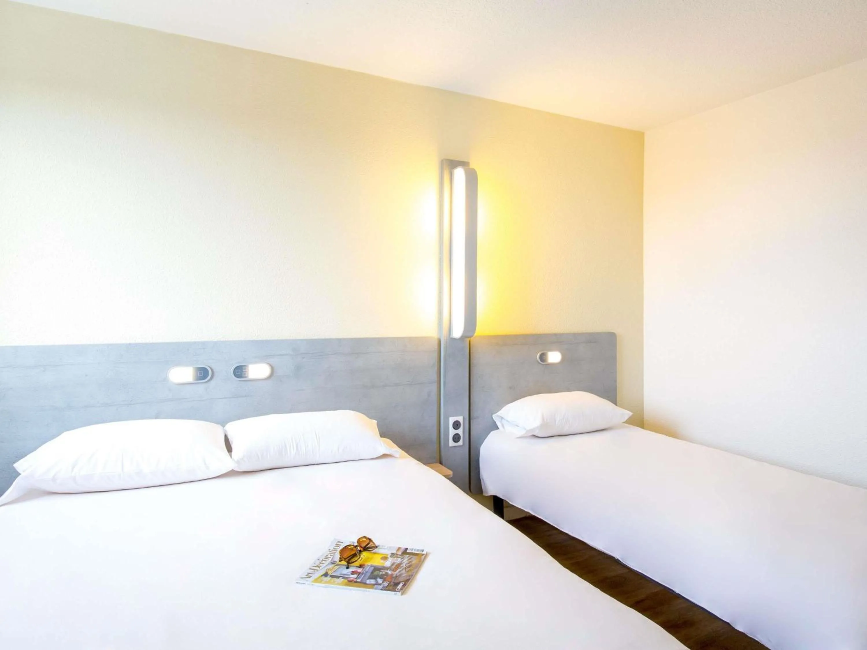 Bedroom, Bed in Ibis Budget Fréjus St Raphaël centre