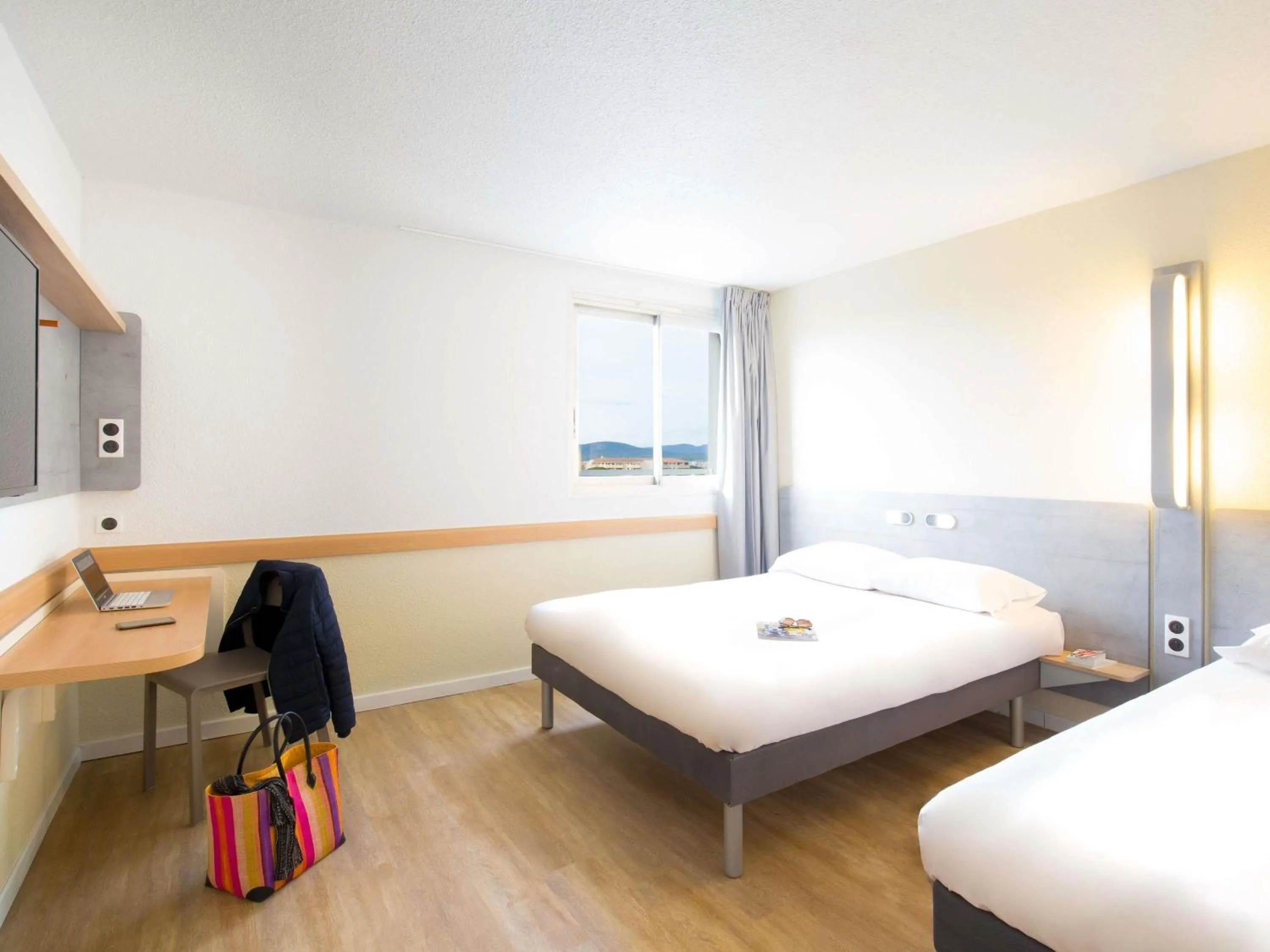 Bedroom, Bed in Ibis Budget Fréjus St Raphaël centre