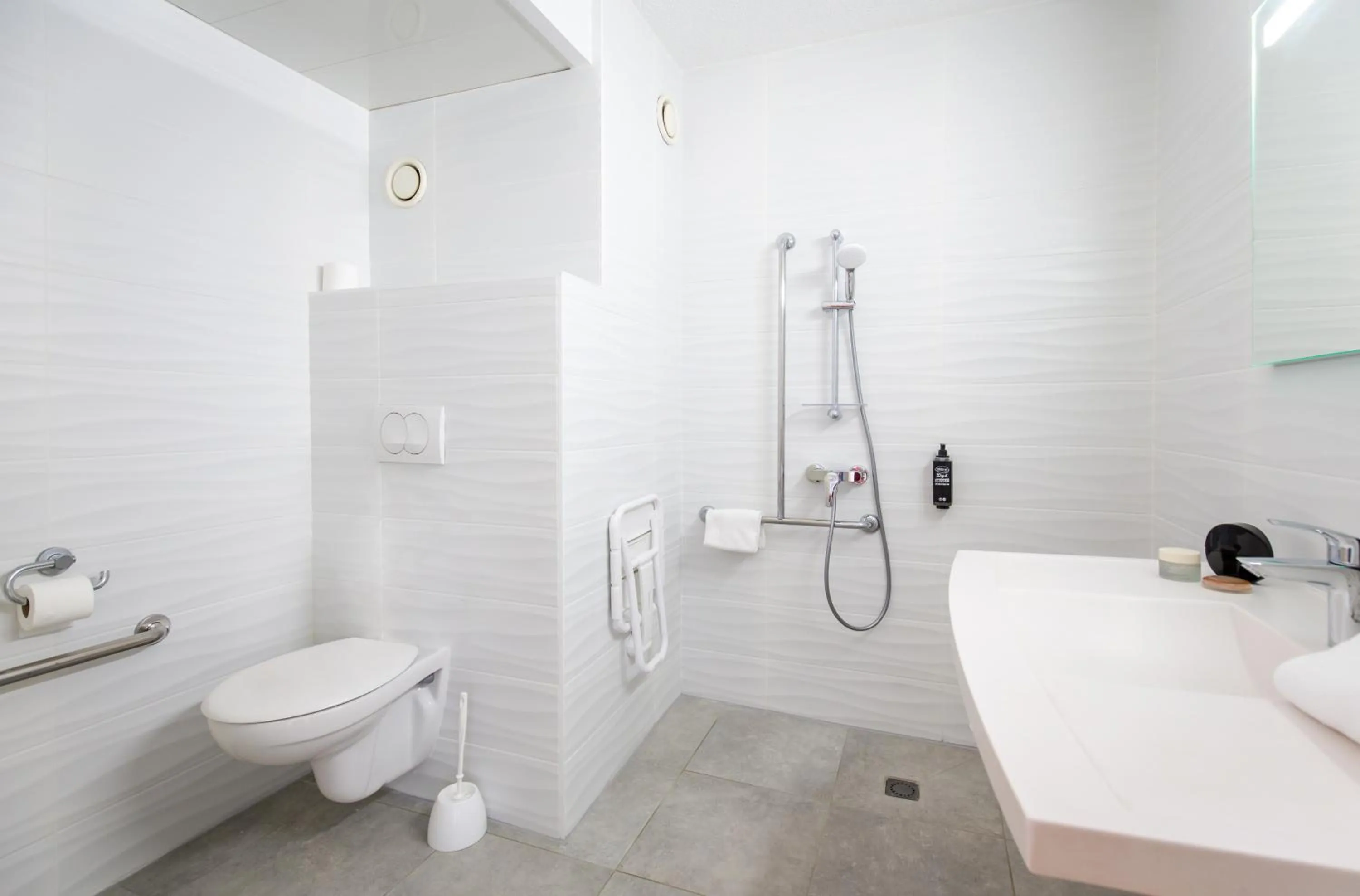 Bathroom in Ibis Budget Fréjus St Raphaël centre