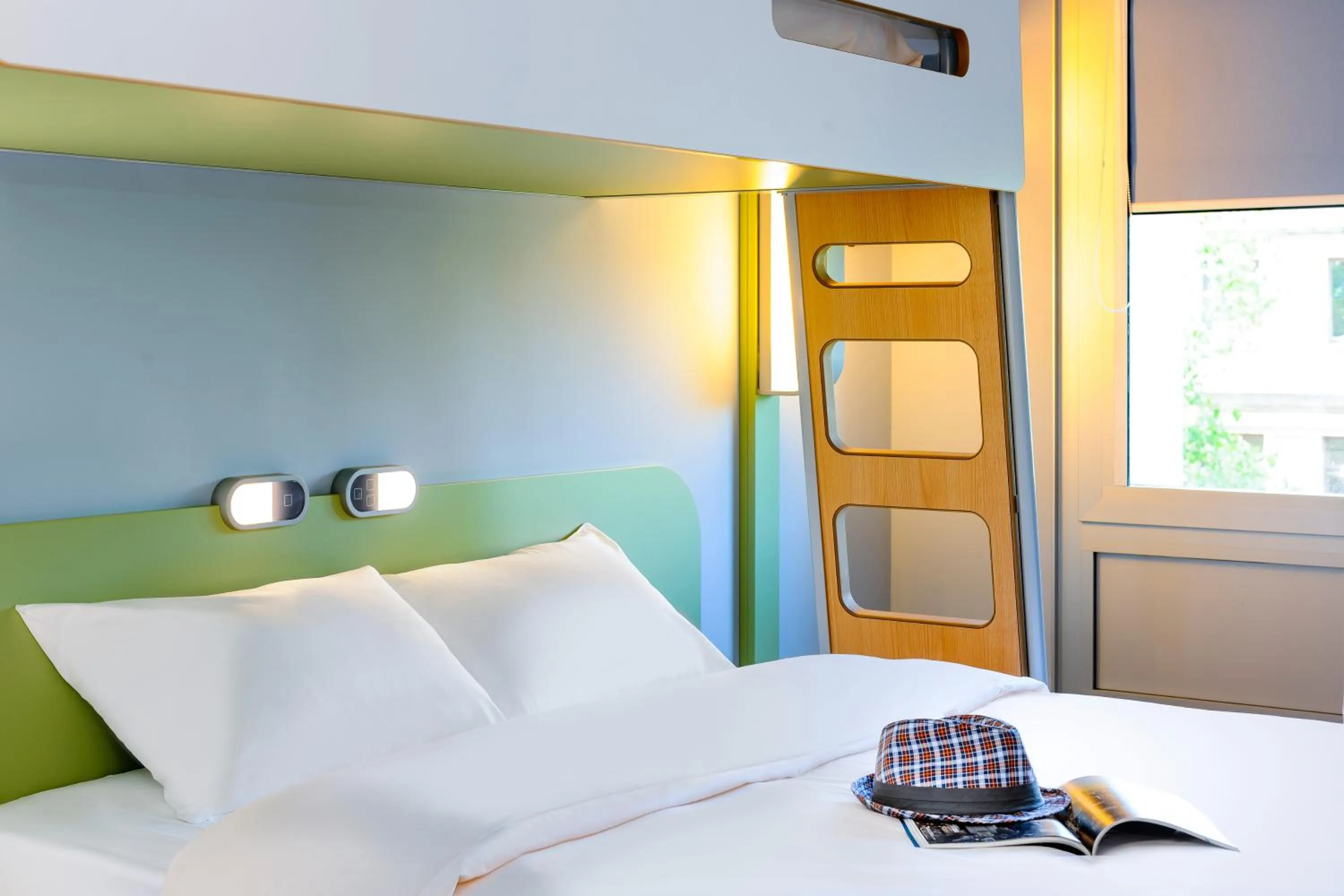 Bed in ibis Budget Courbevoie Paris La Défense