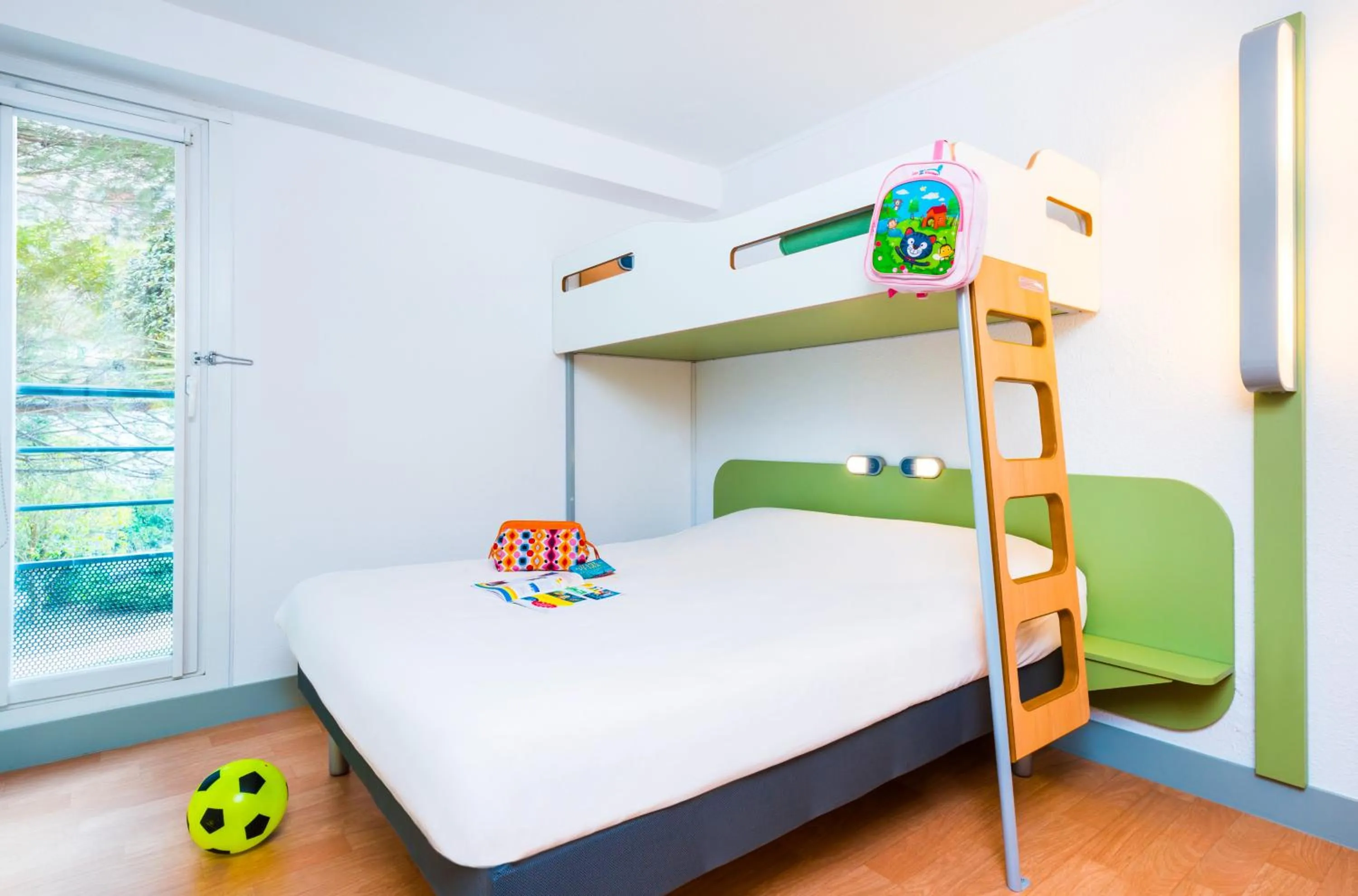 Bed in ibis Budget Courbevoie Paris La Défense