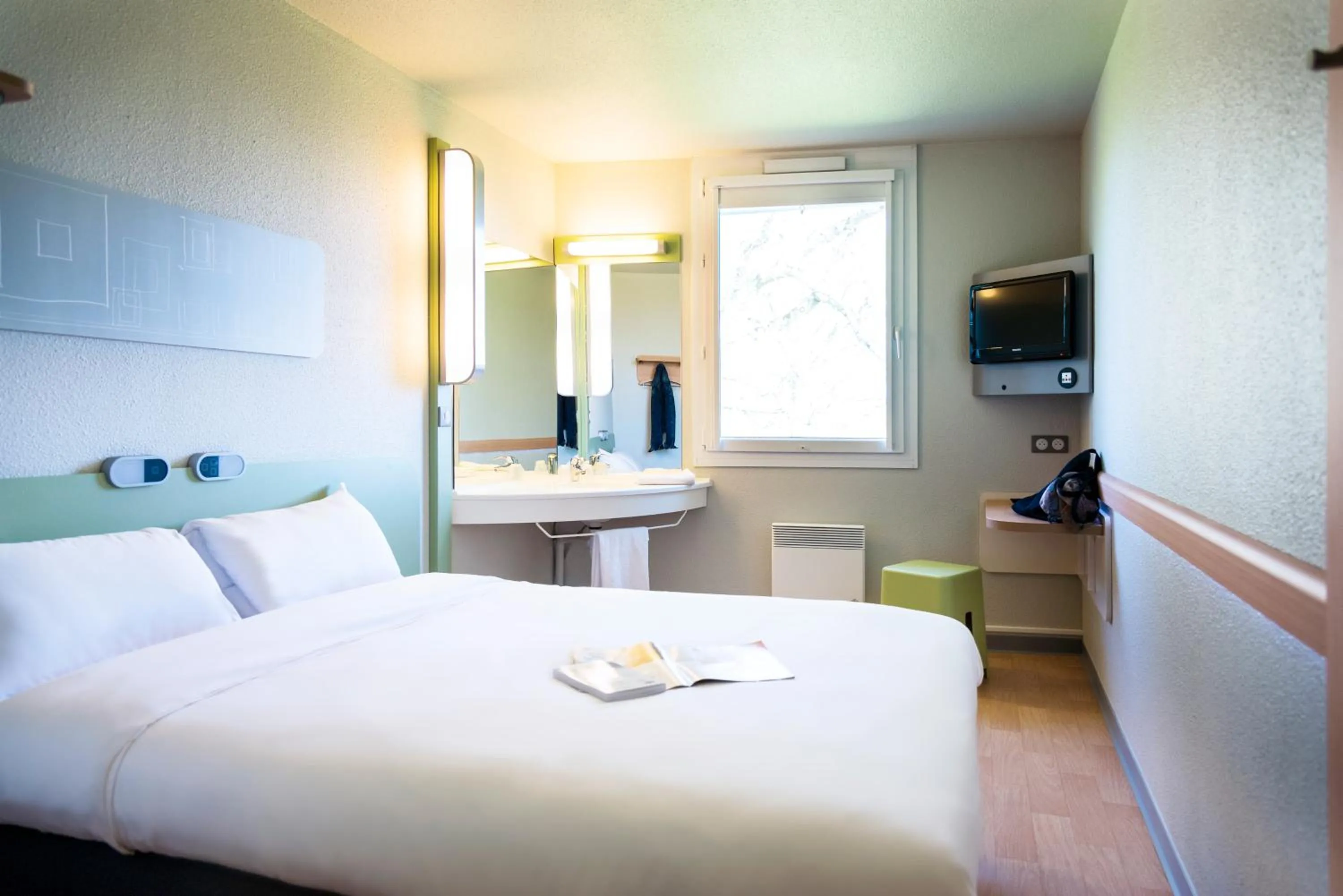 Bed in ibis Budget Courbevoie Paris La Défense