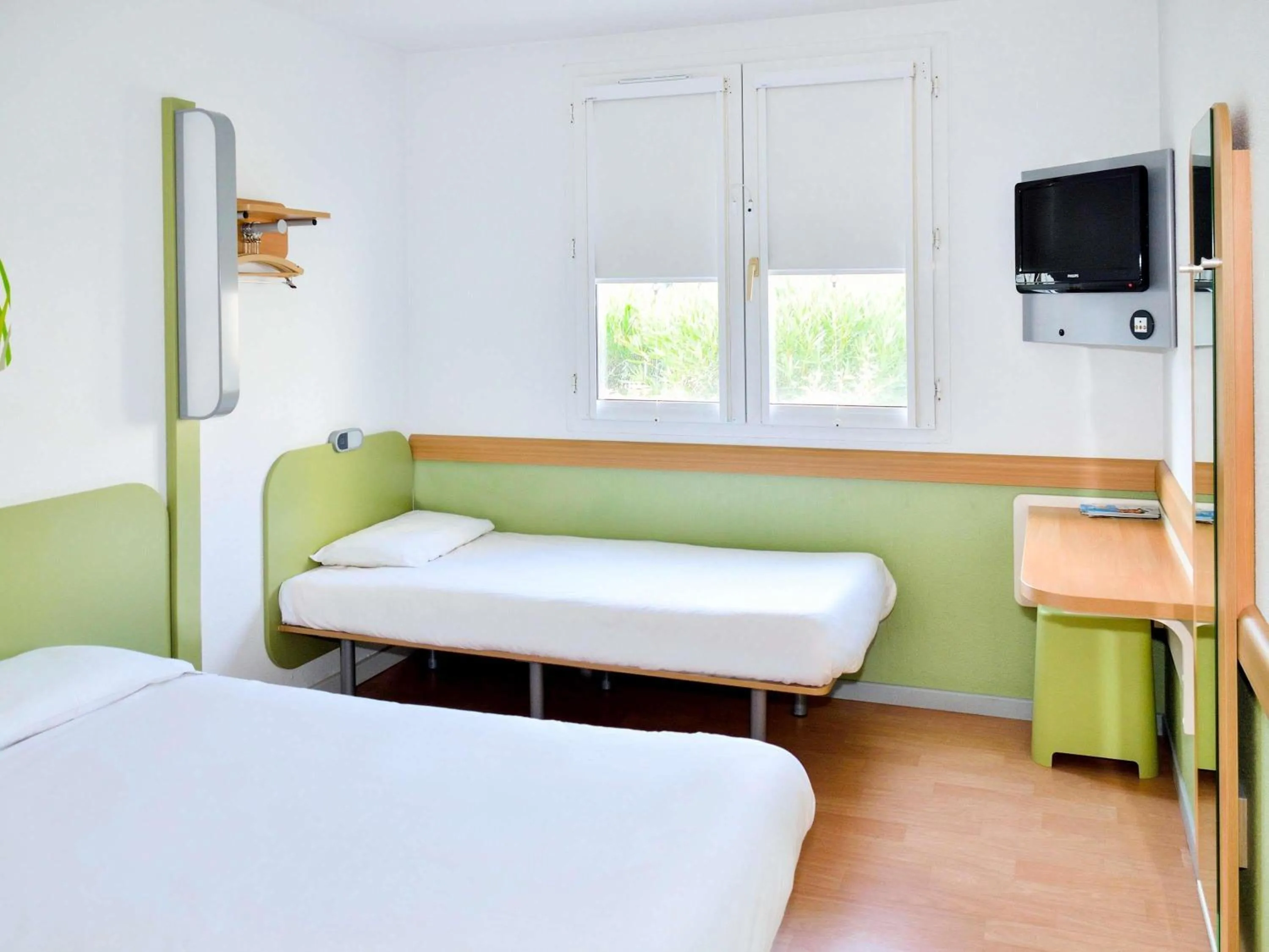 Bedroom, Bed in ibis budget Aubagne Paluds Agora