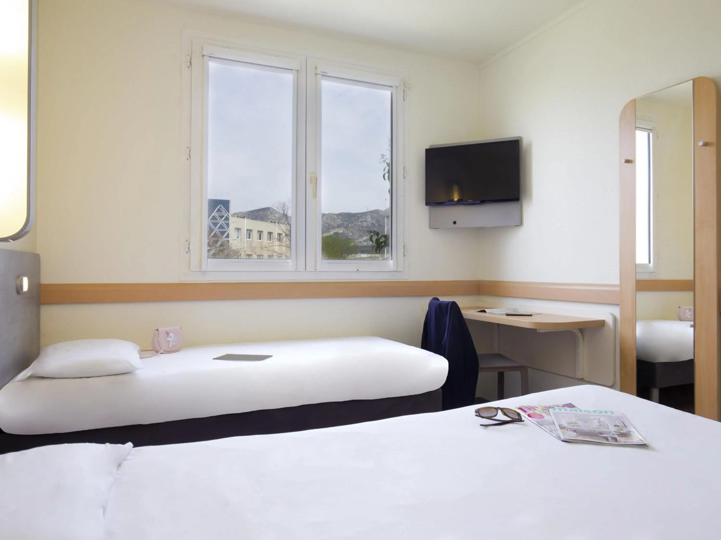 Bedroom, Bed in ibis budget Aubagne Paluds Agora