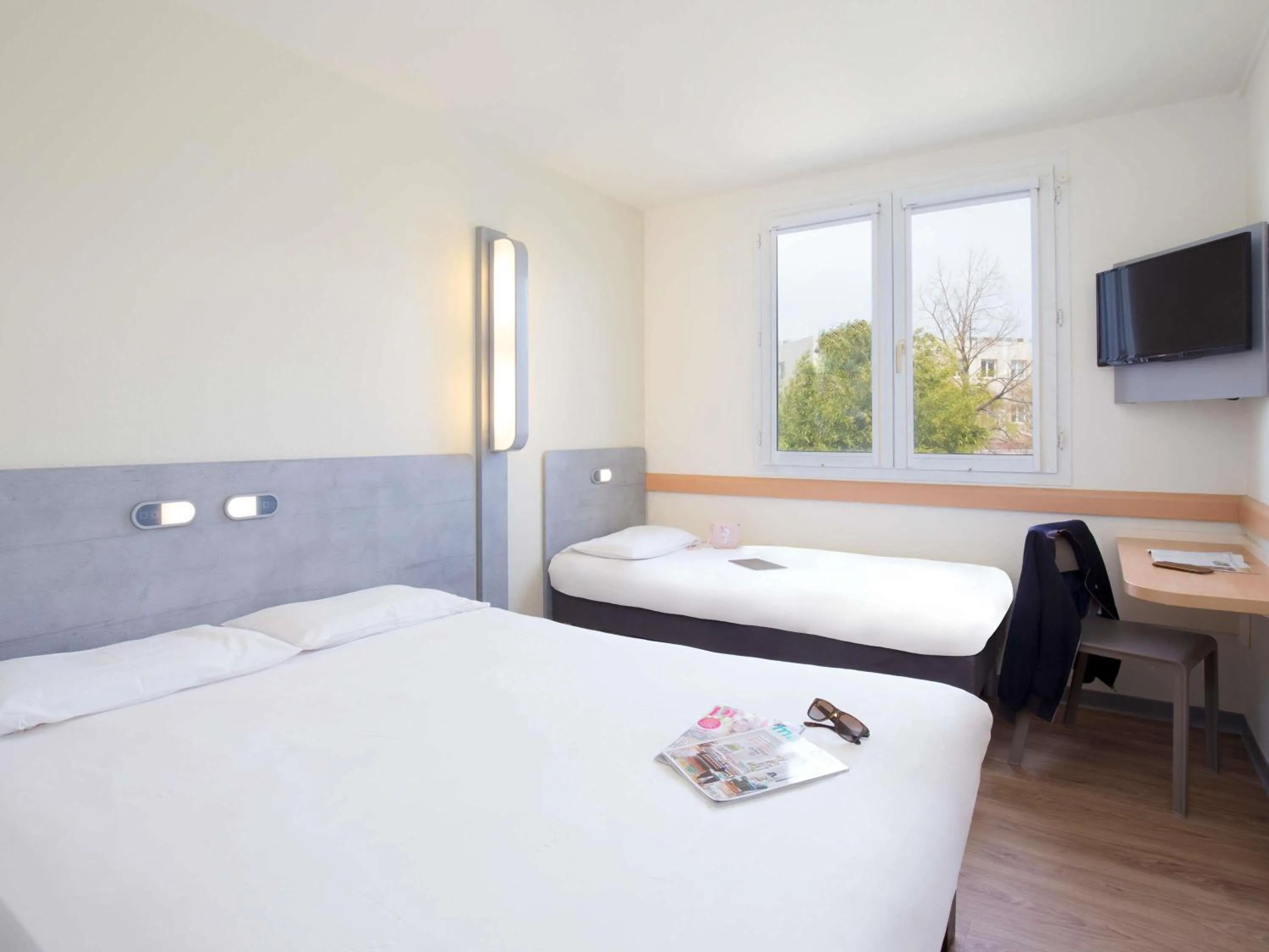 Property building, Bed in ibis budget Aubagne Paluds Agora