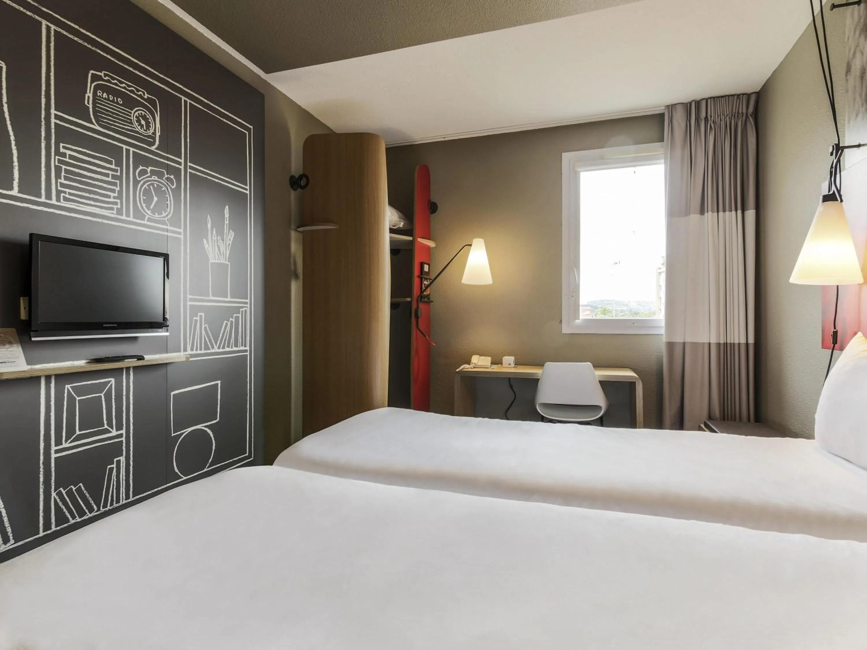 Bedroom, Bed in Ibis Albi