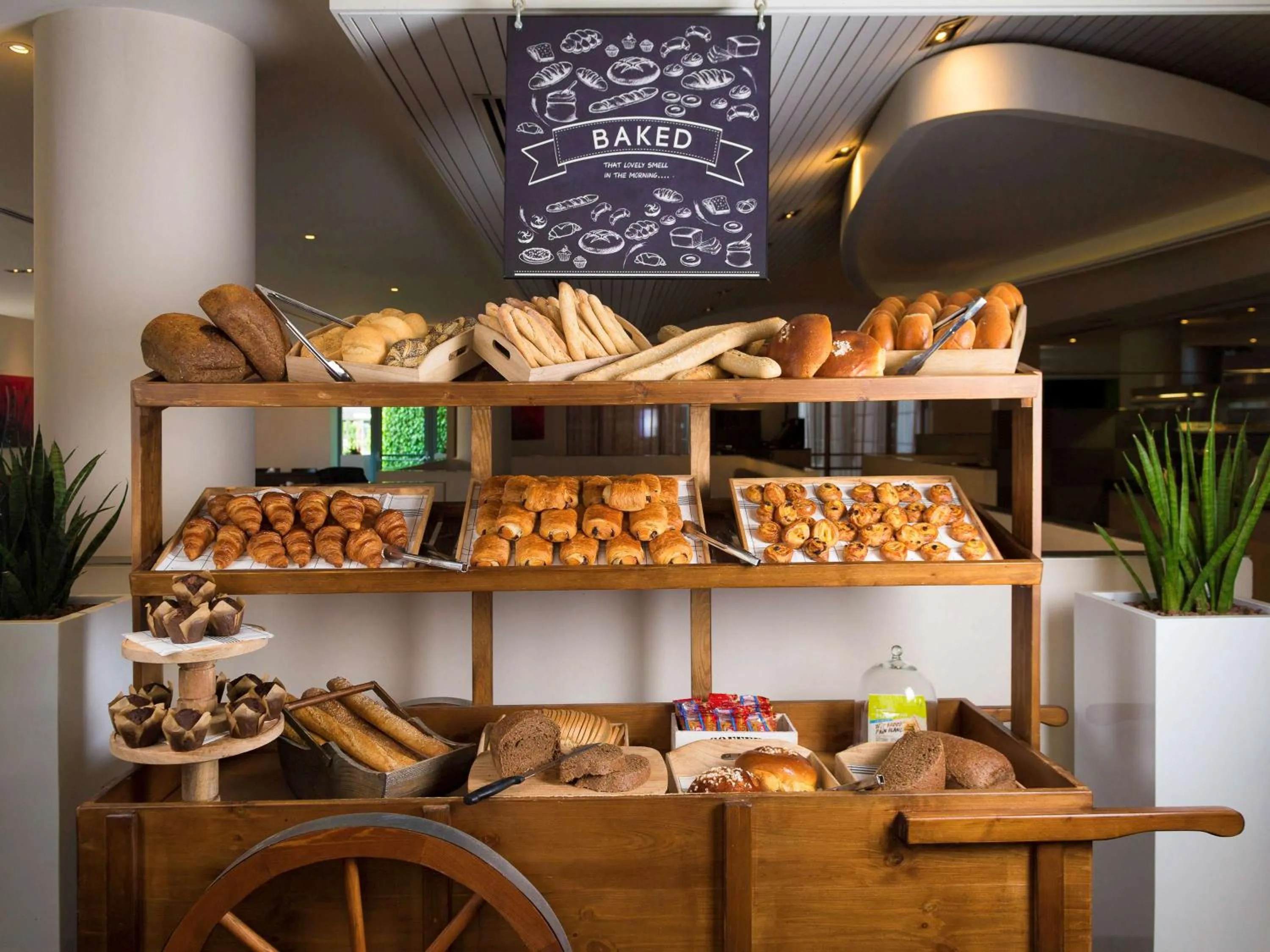 Restaurant/places to eat in Novotel Chennai Sipcot