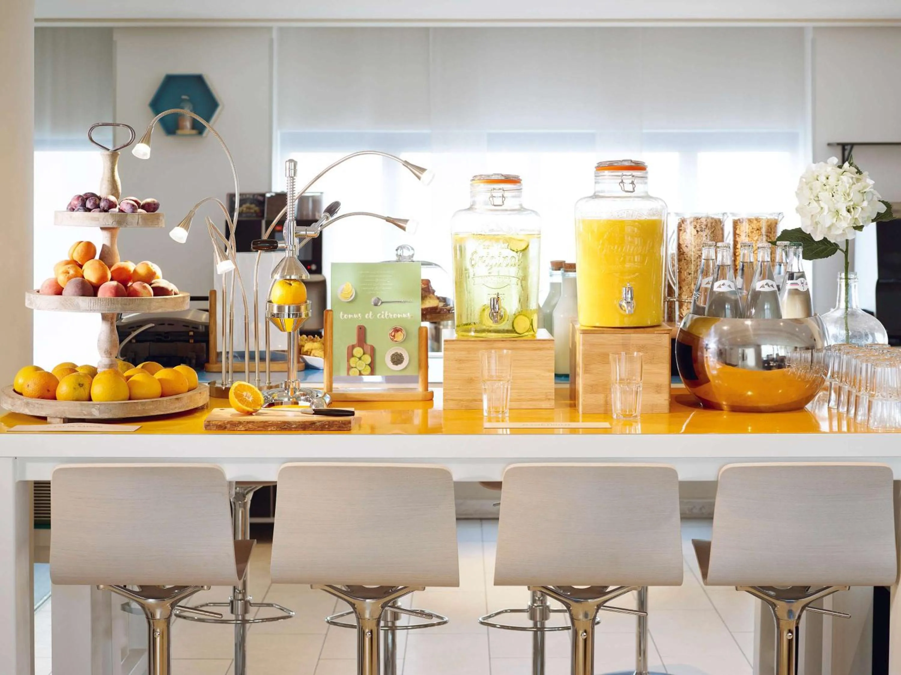 Restaurant/places to eat in Novotel Chennai Sipcot