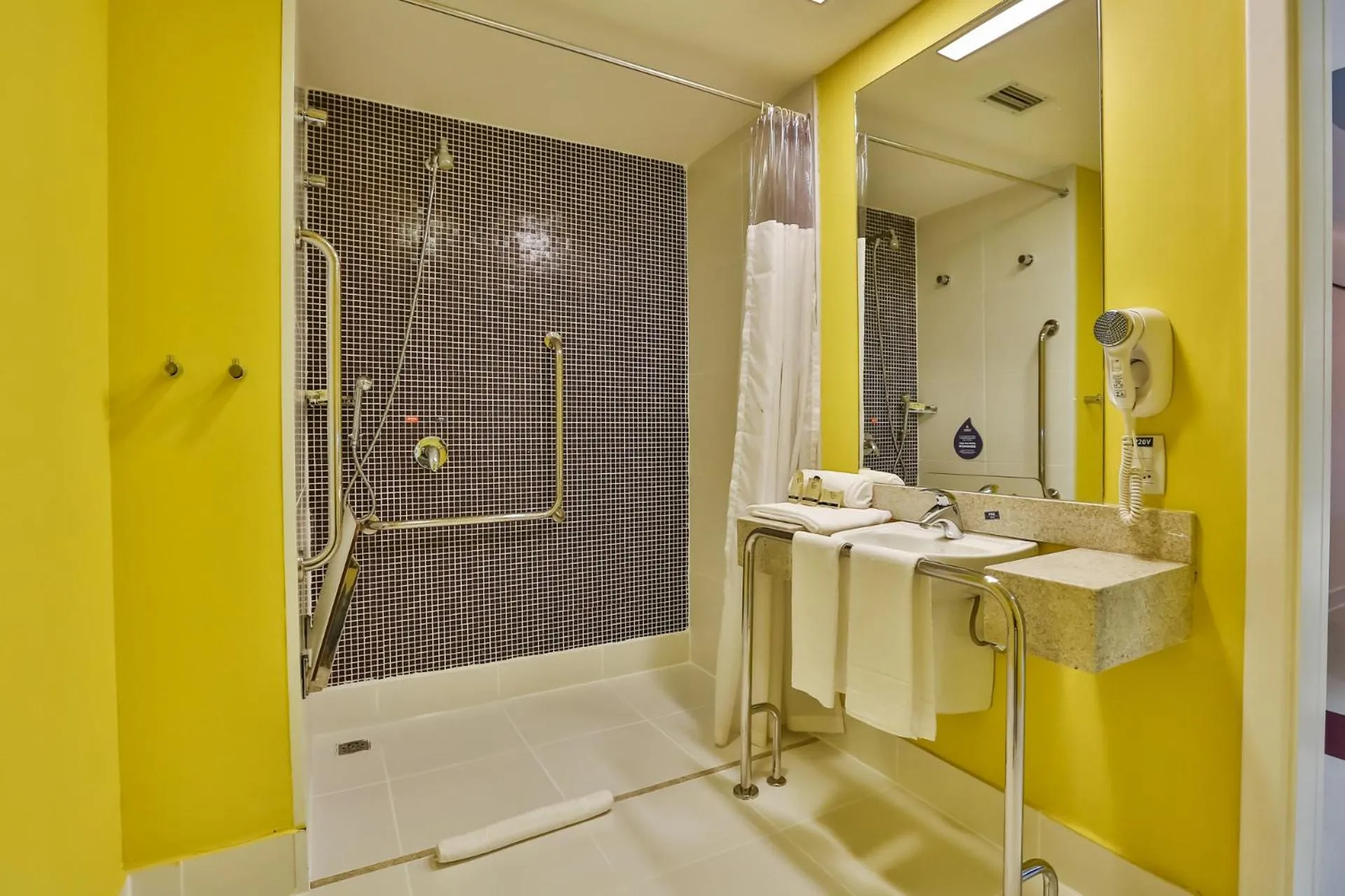 Shower in Nobile Inn Pampulha