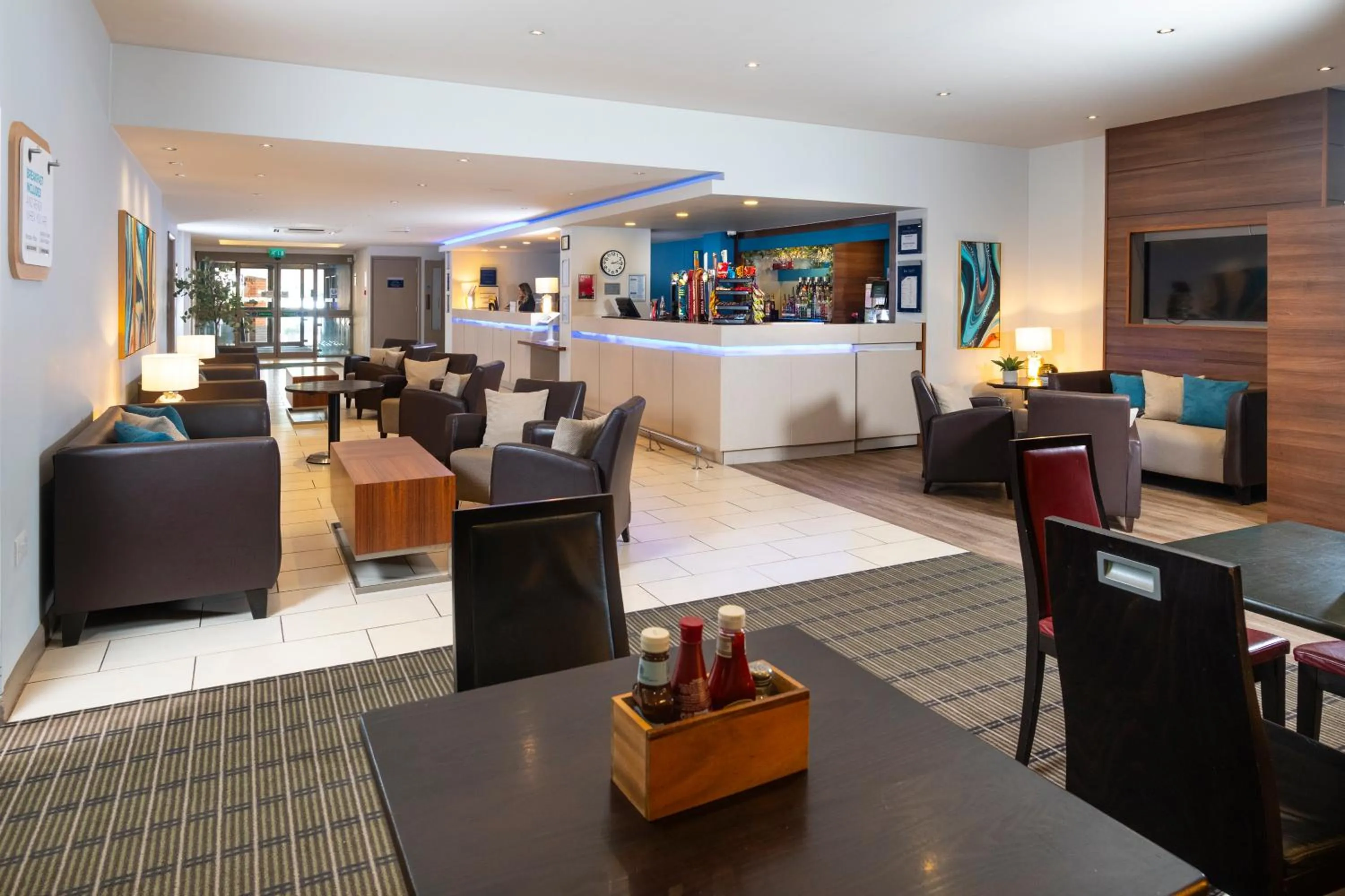 Lounge or bar in Holiday Inn Express Taunton East by IHG