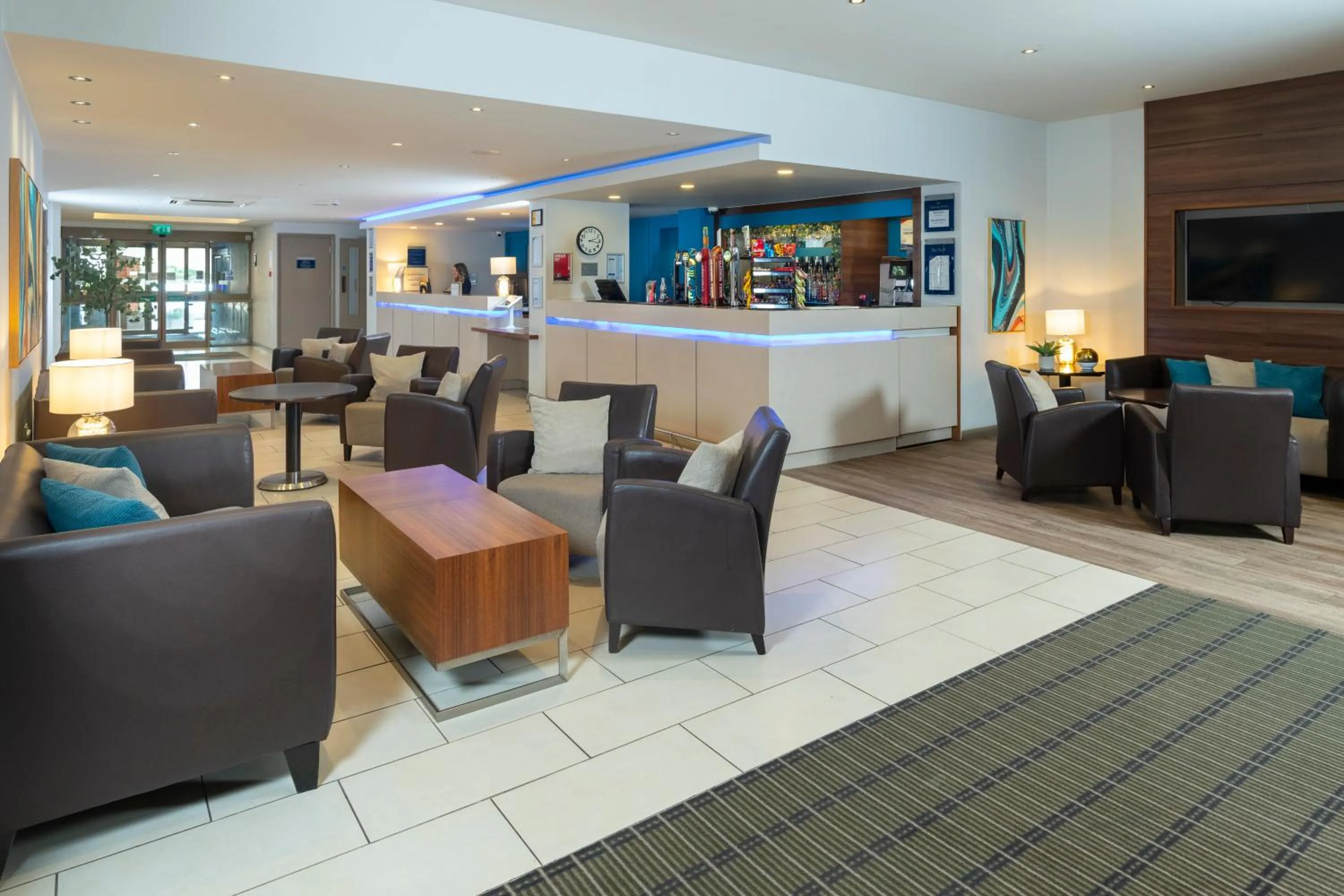 Lobby or reception in Holiday Inn Express Taunton East by IHG