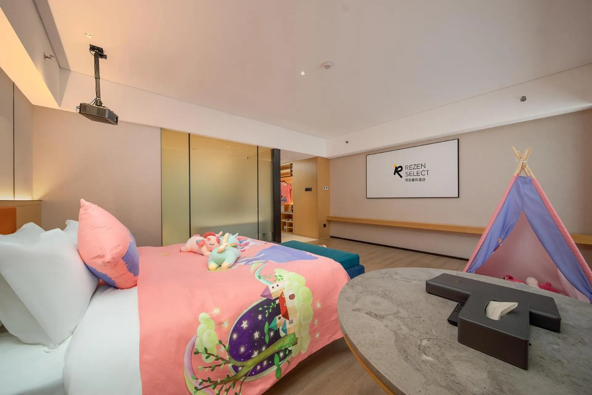 Photo of the whole room, Bed in Rezen Select Hotel Guangzhou Baiyun Airport