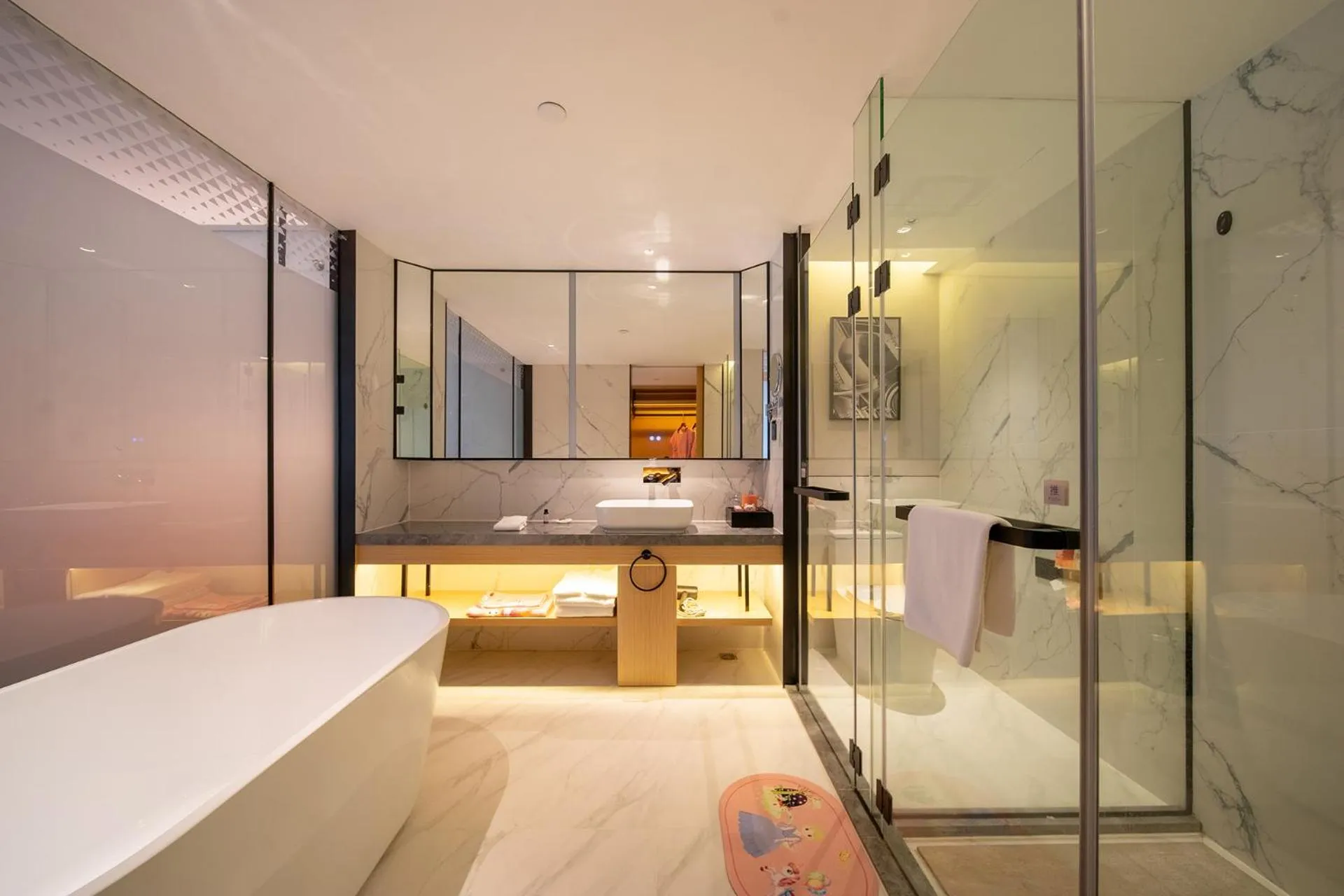 Photo of the whole room, Bathroom in Rezen Select Hotel Guangzhou Baiyun Airport