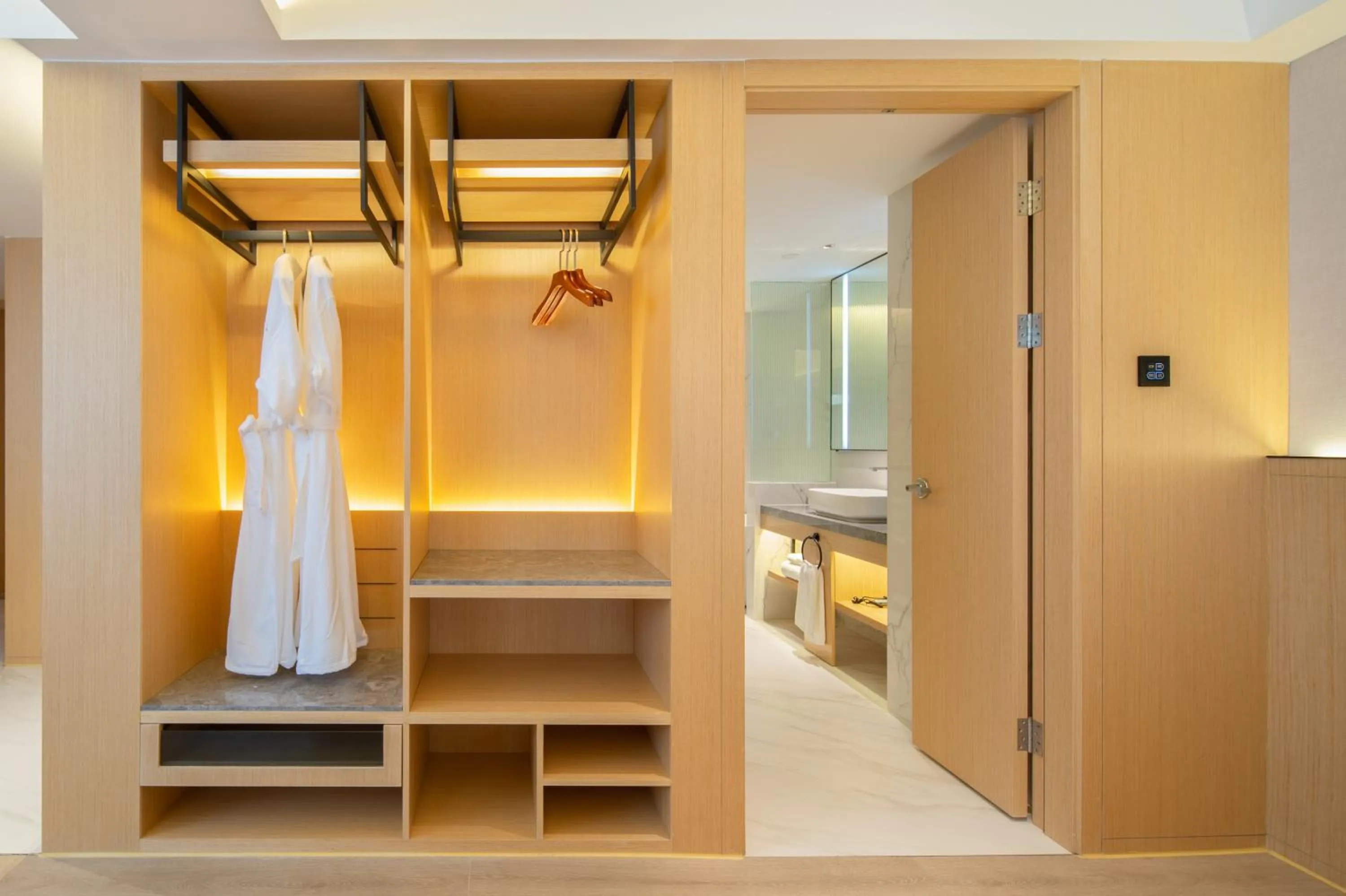 wardrobe, Bathroom in Rezen Select Hotel Guangzhou Baiyun Airport