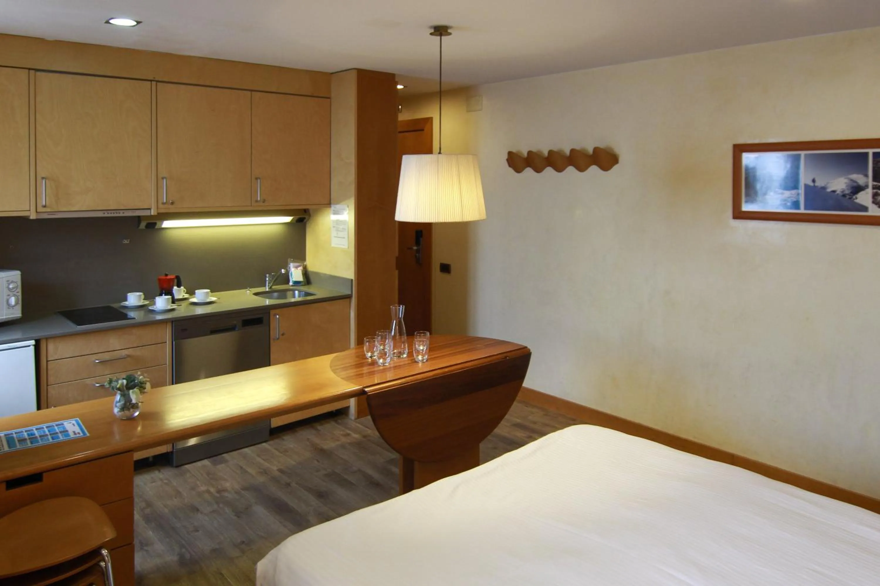 Dining area, Bed in Apartaments Vall de Núria