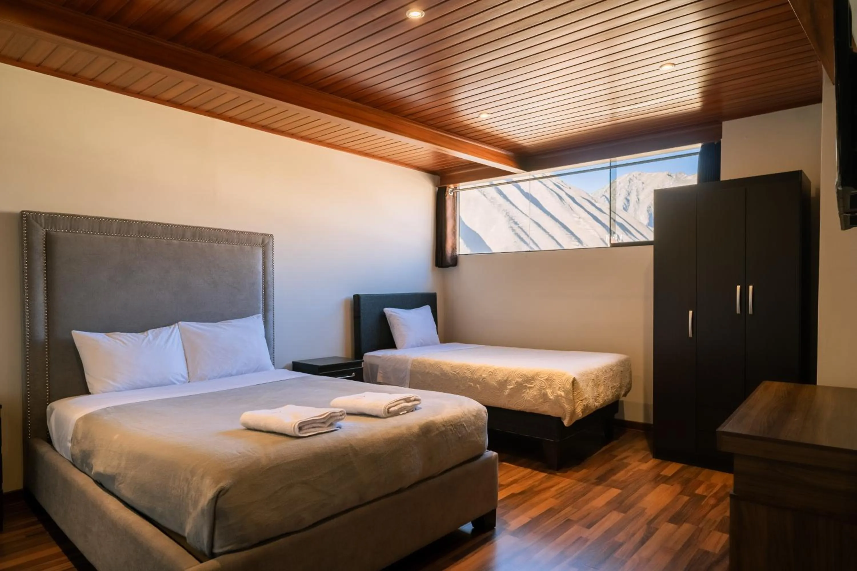 Photo of the whole room, Bed in Hotel California Urubamba