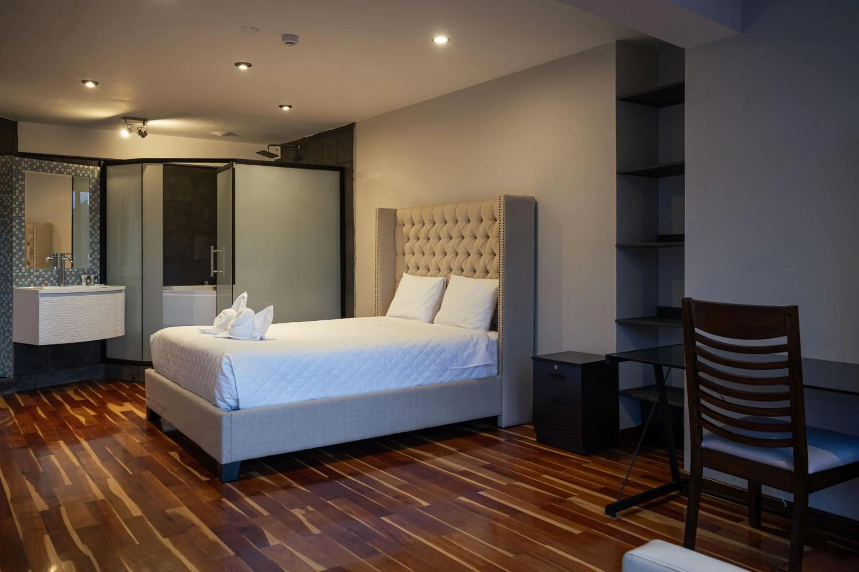 Photo of the whole room, Bed in Hotel California Urubamba