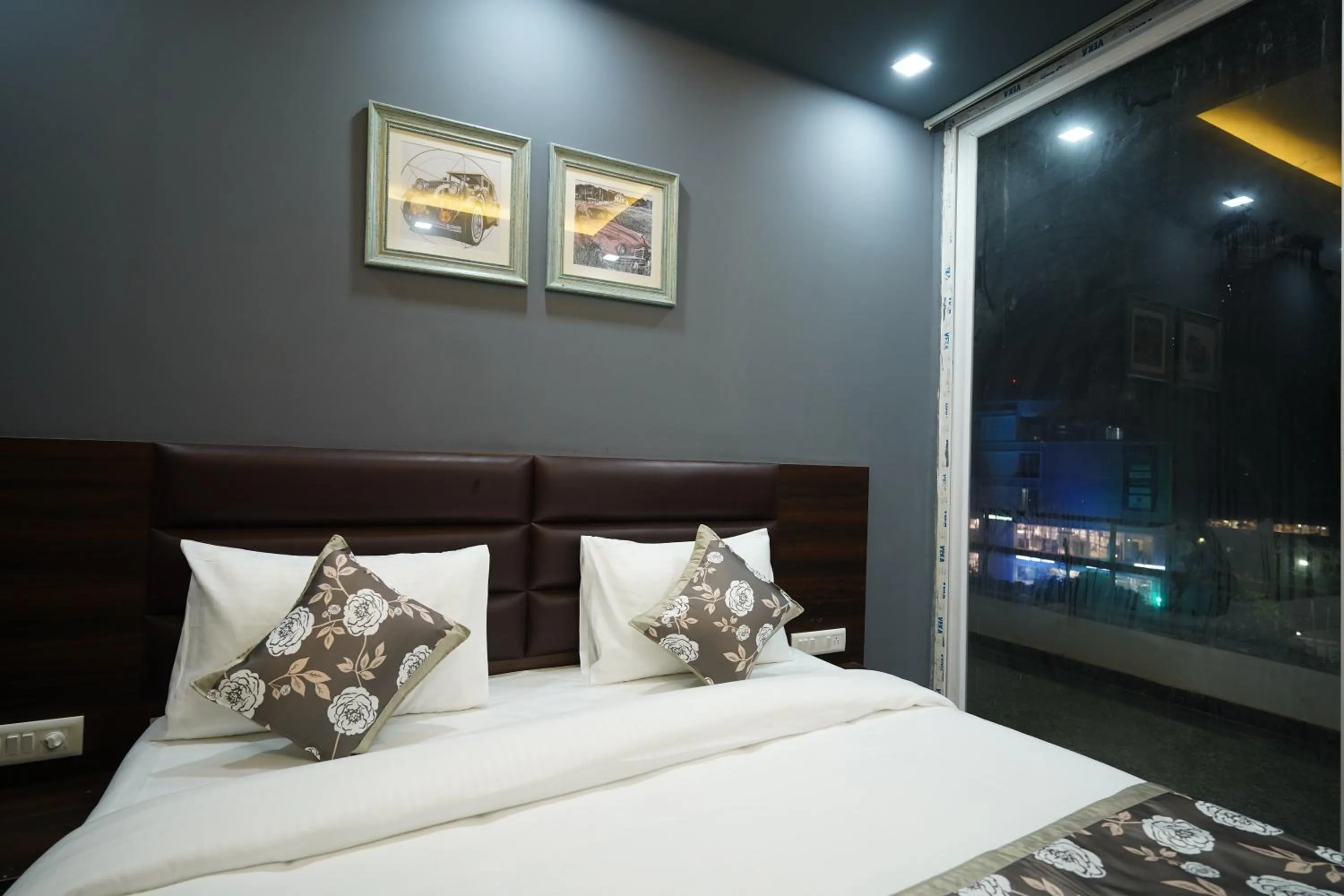 Bedroom, Bed in Posh Garden Inn Artemis Hospital Road Gurgaon