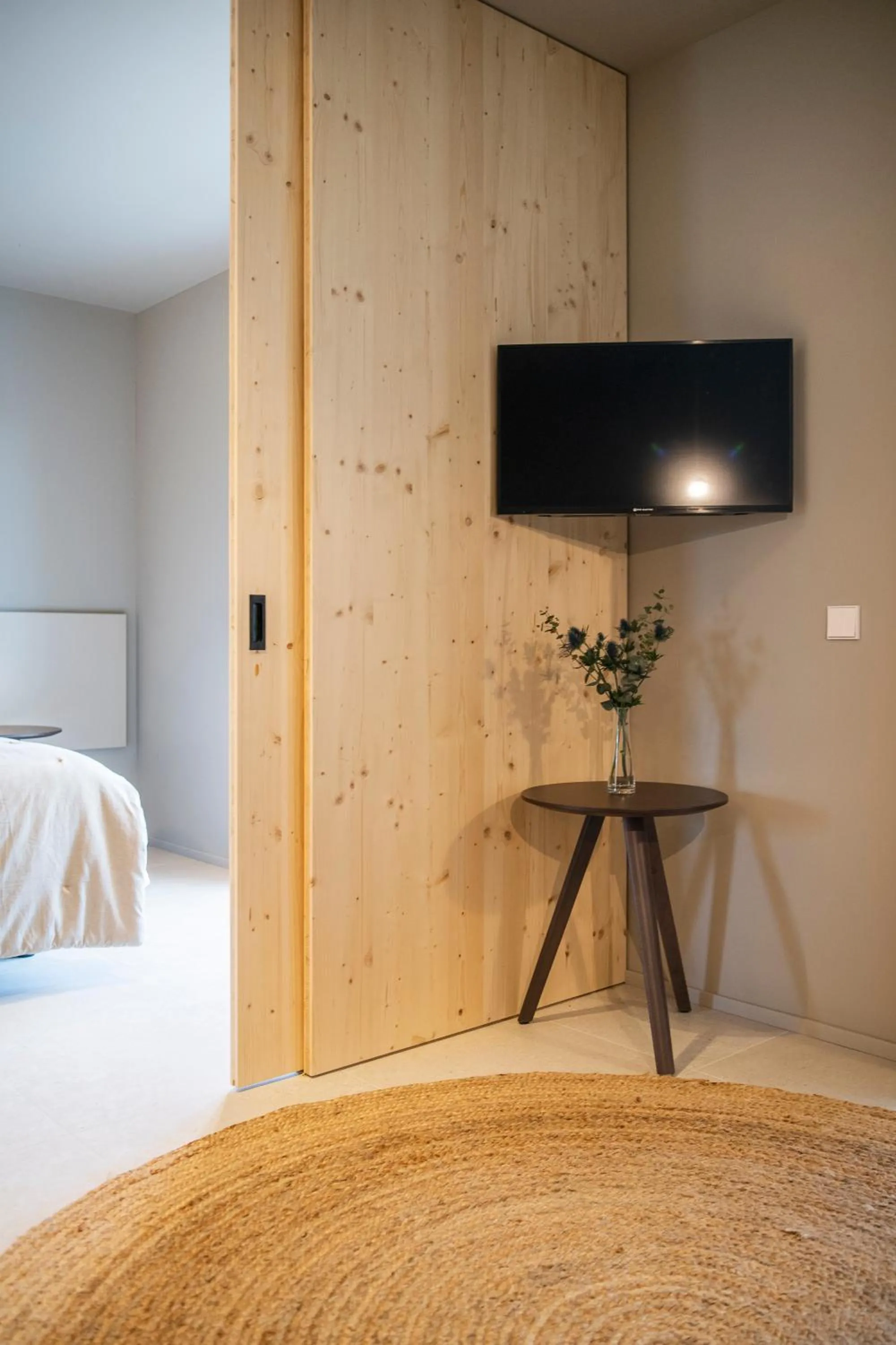 Communal lounge/ TV room, Bed in APARTAMENTS LA CARPA