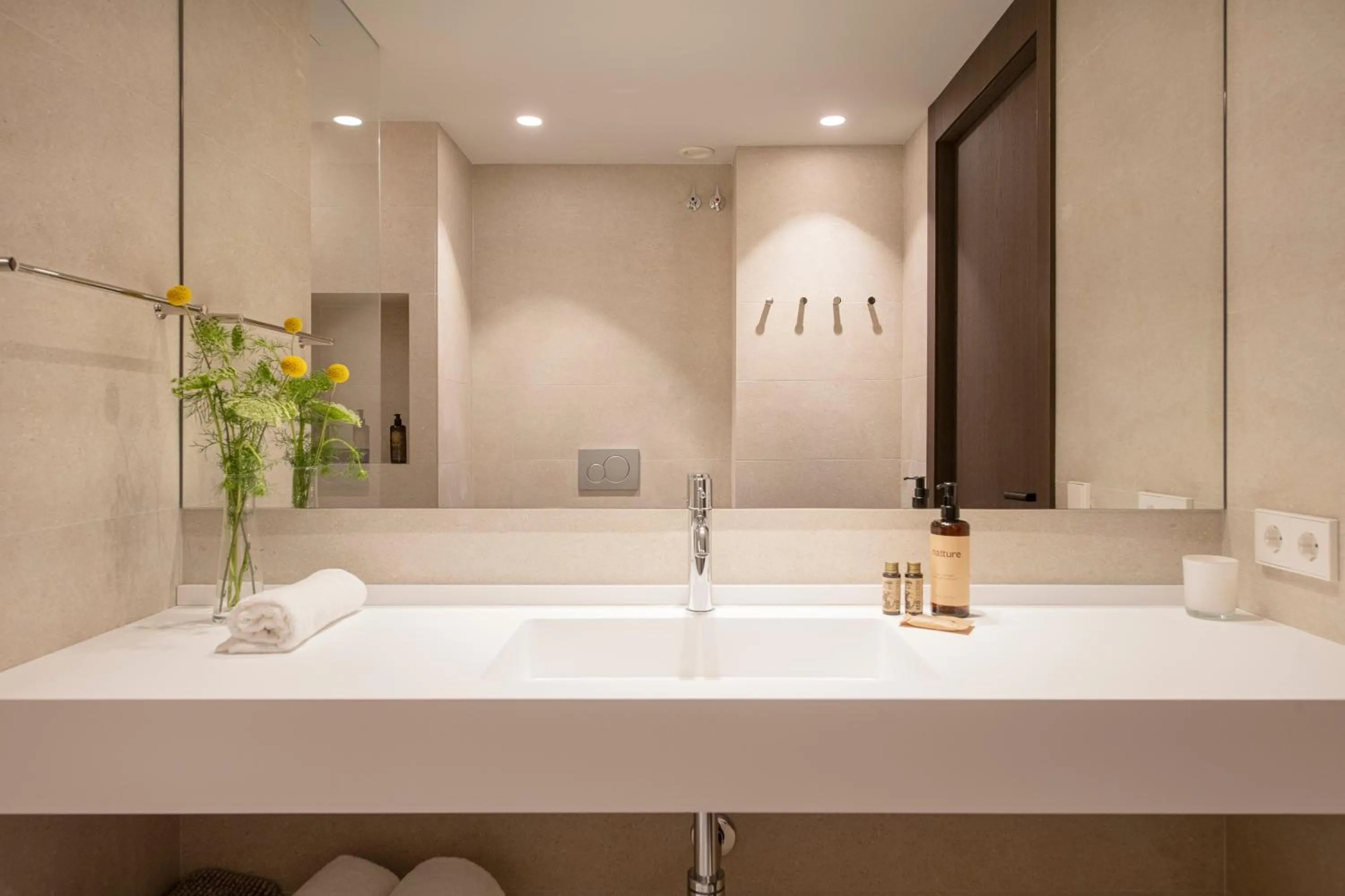 Shower in APARTAMENTS LA CARPA