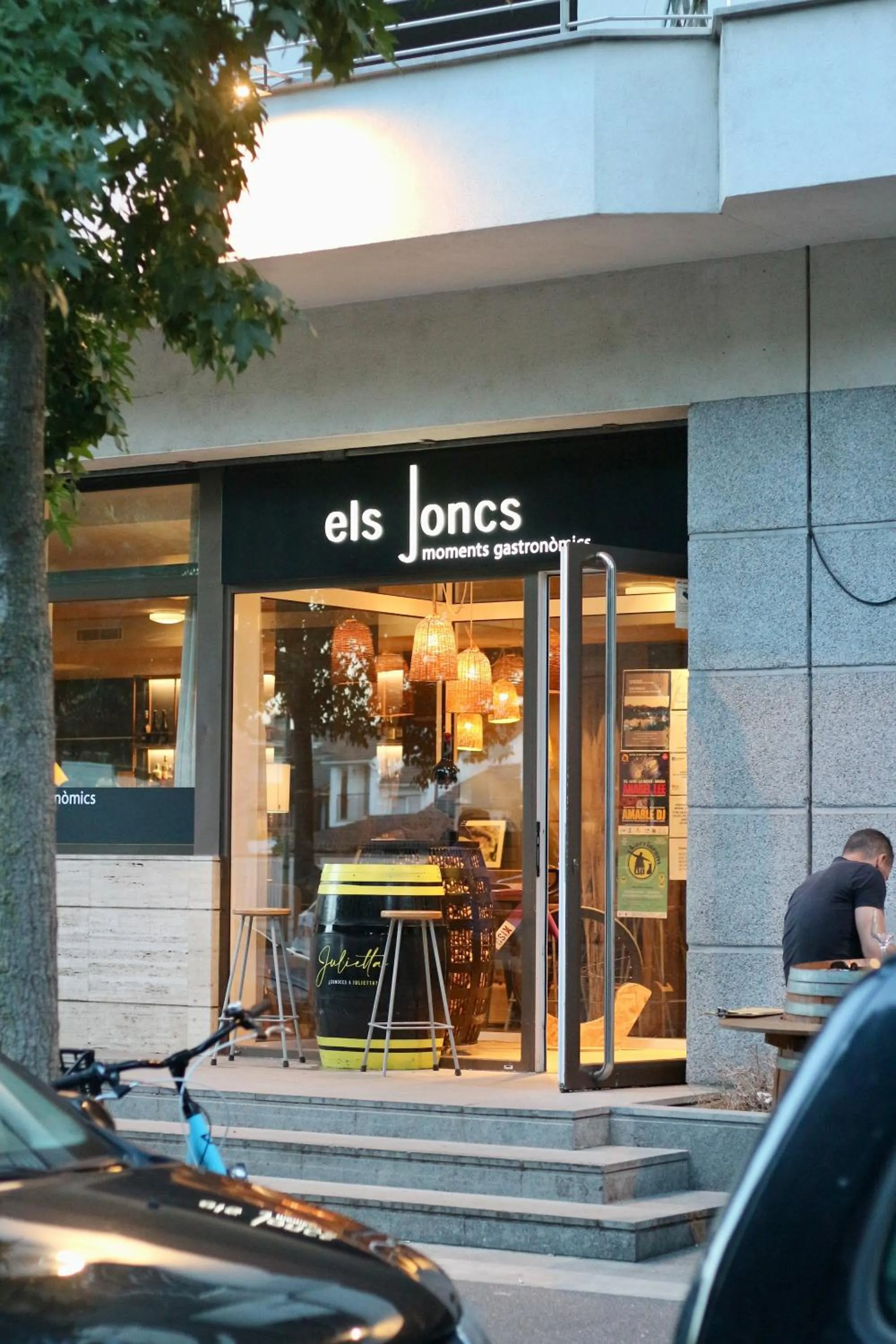 Restaurant/places to eat in APARTAMENTS LA CARPA