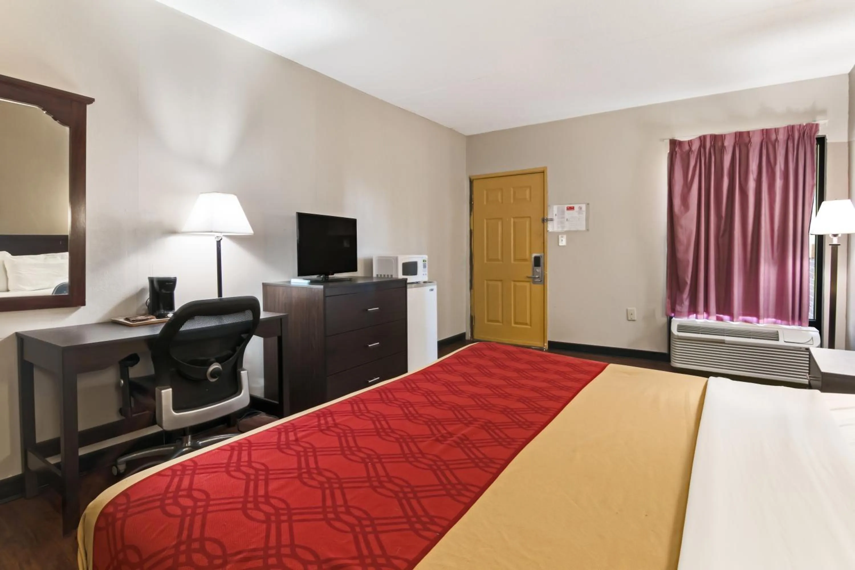 Bed in Econo Lodge - Conyers