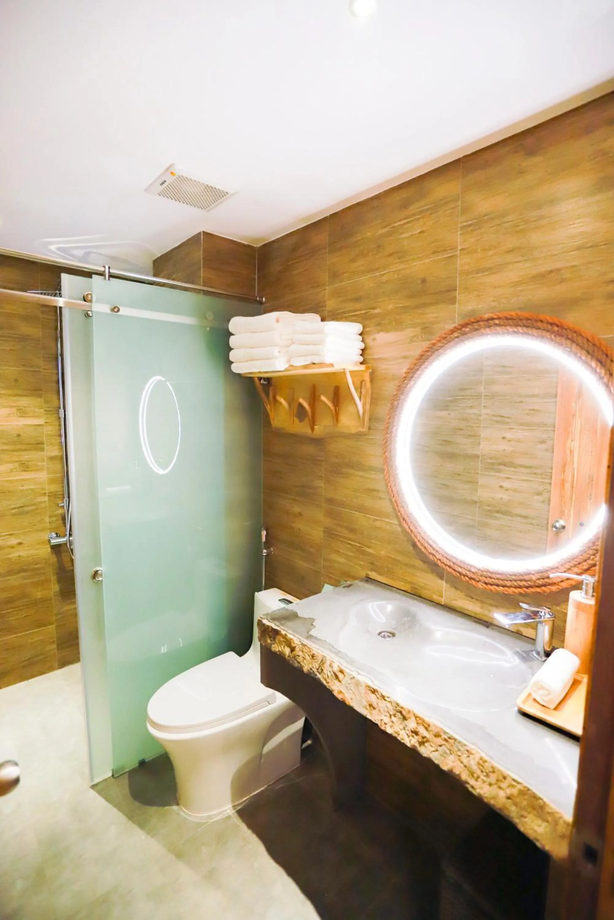Bathroom in Rustic Hotel Quy Nhon Powered by ASTON