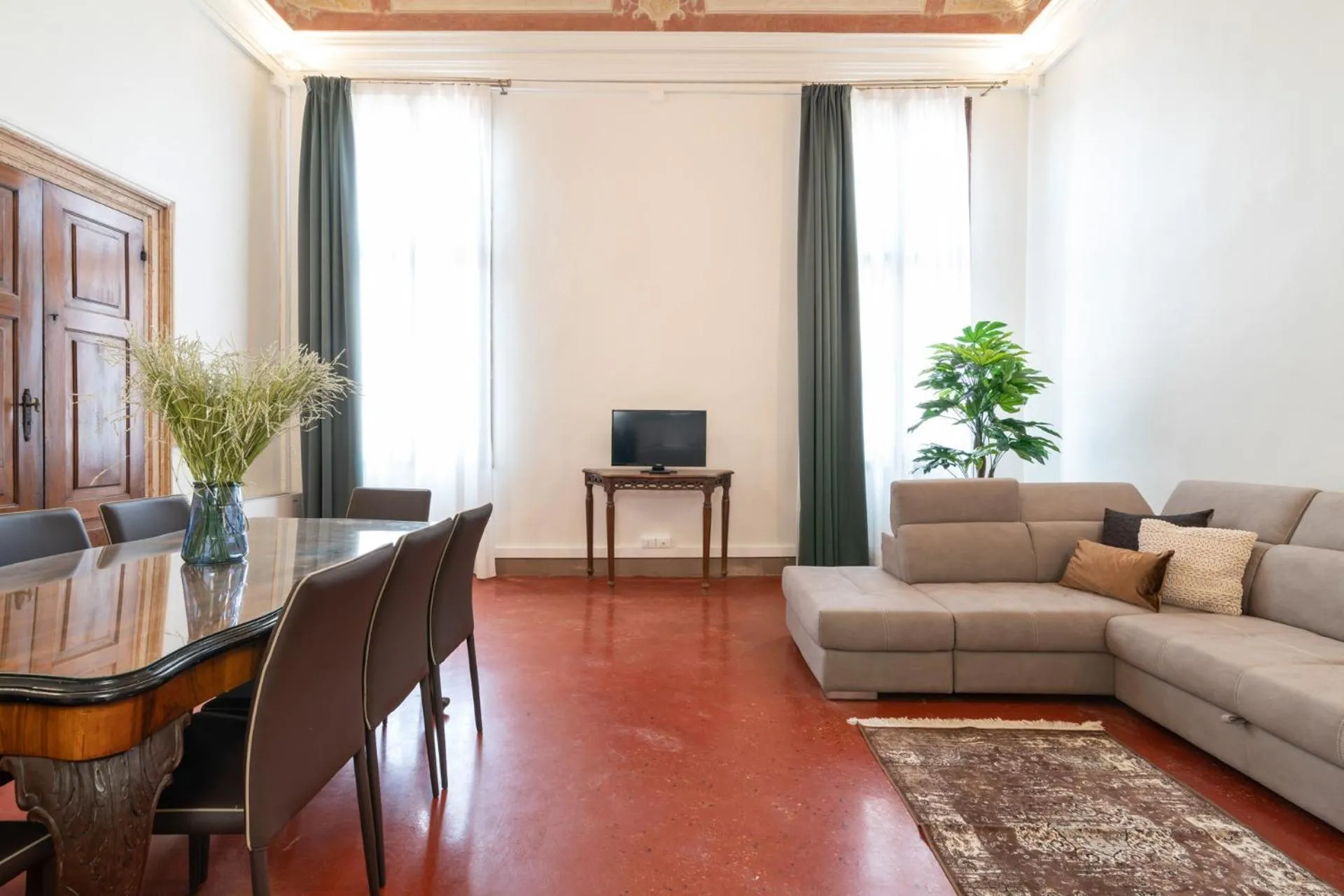 Communal lounge/ TV room in Venice Luxury Palace 3 by Wonderful Italy