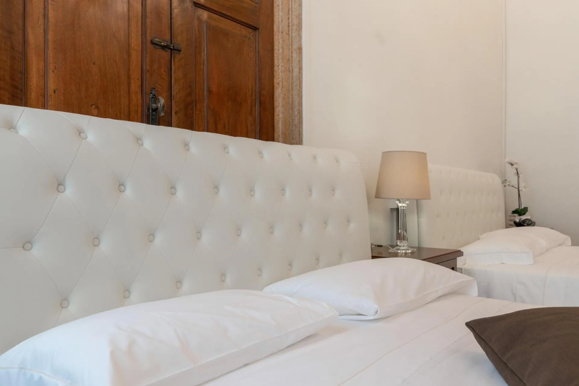 Communal lounge/ TV room, Bed in Venice Luxury Palace 3 by Wonderful Italy