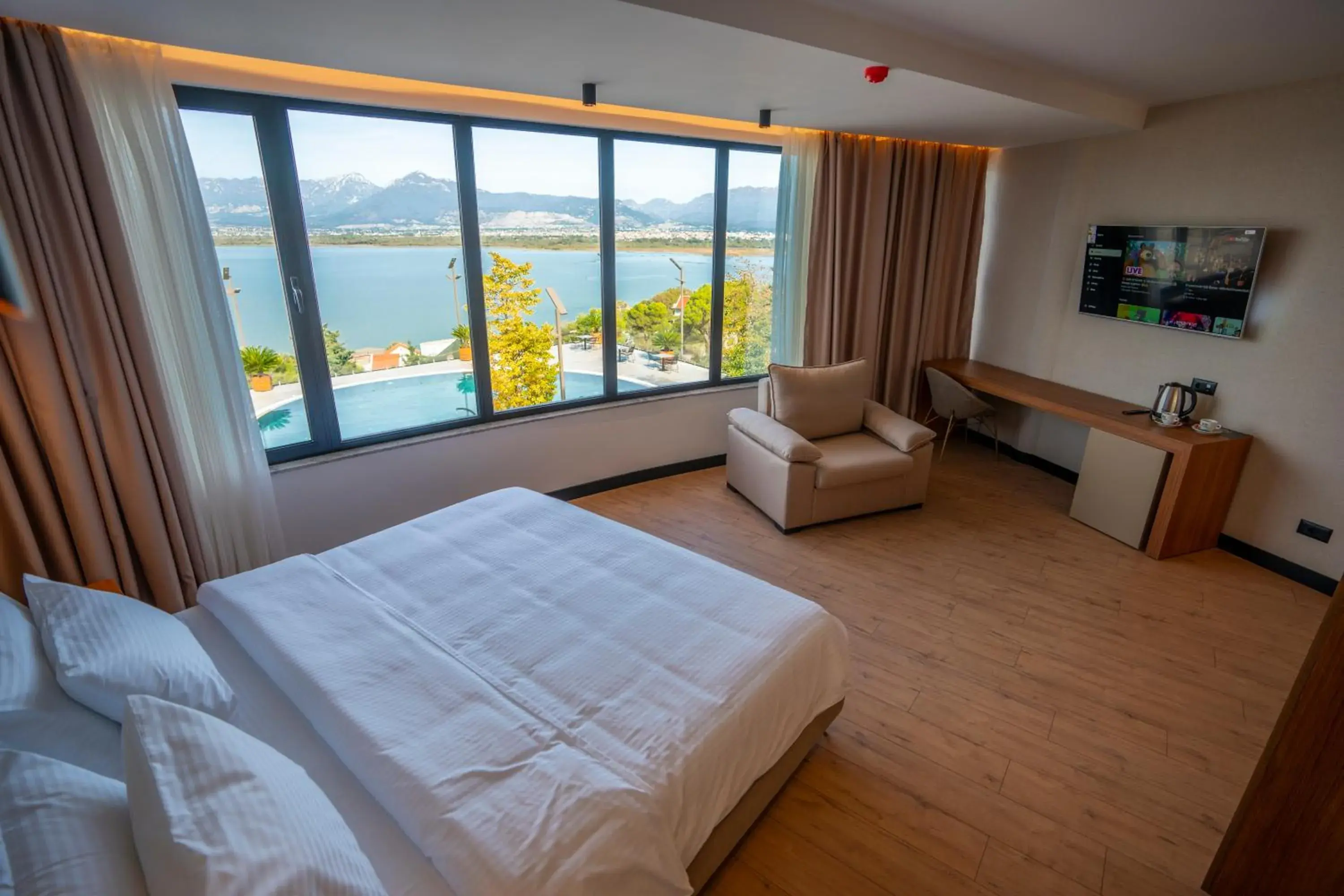 Double Room with Lake View in Duomo Resort Double Room with Lake View in Duomo Resort