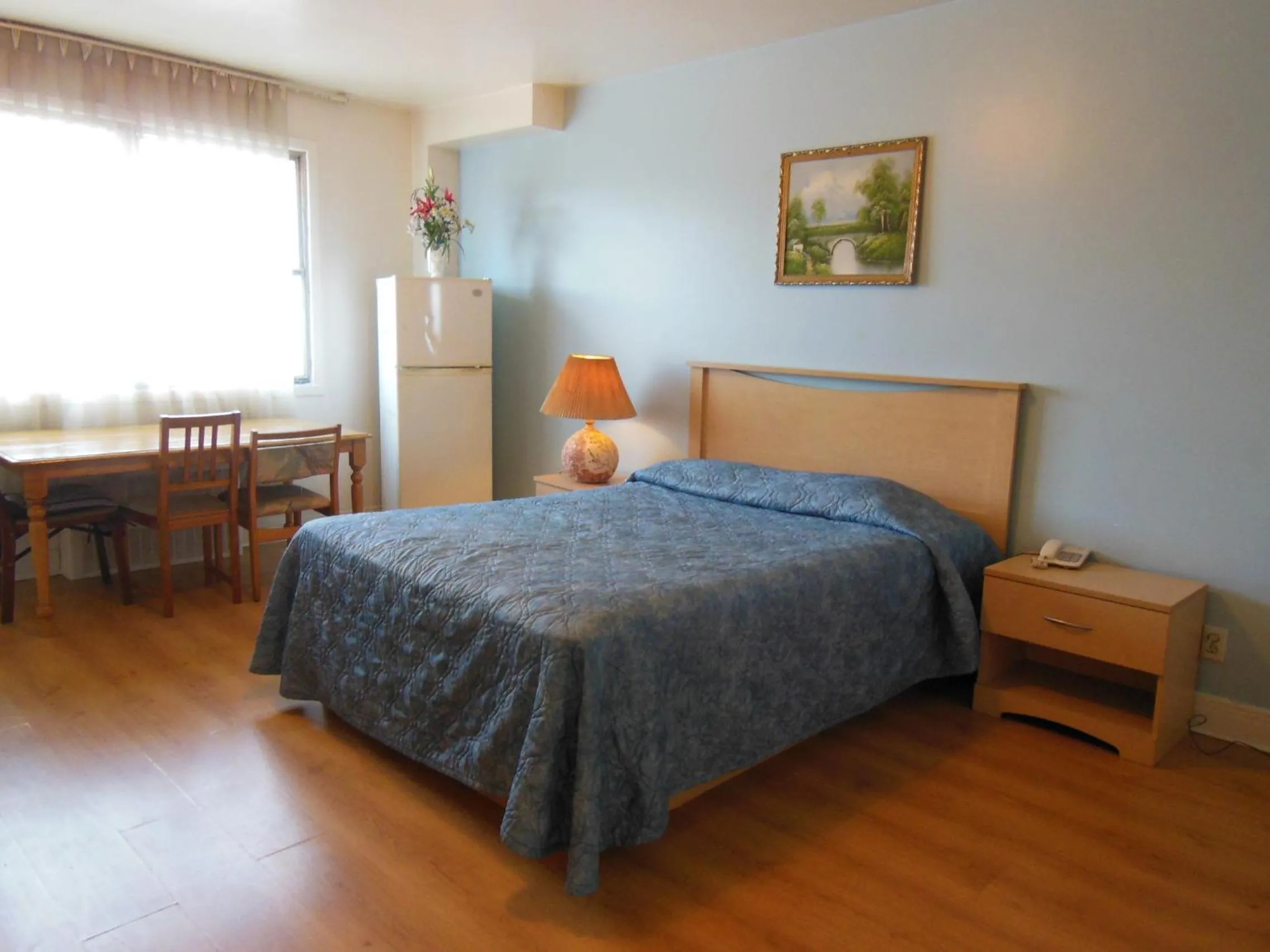 Photo of the whole room, Bed in Motel Pierre