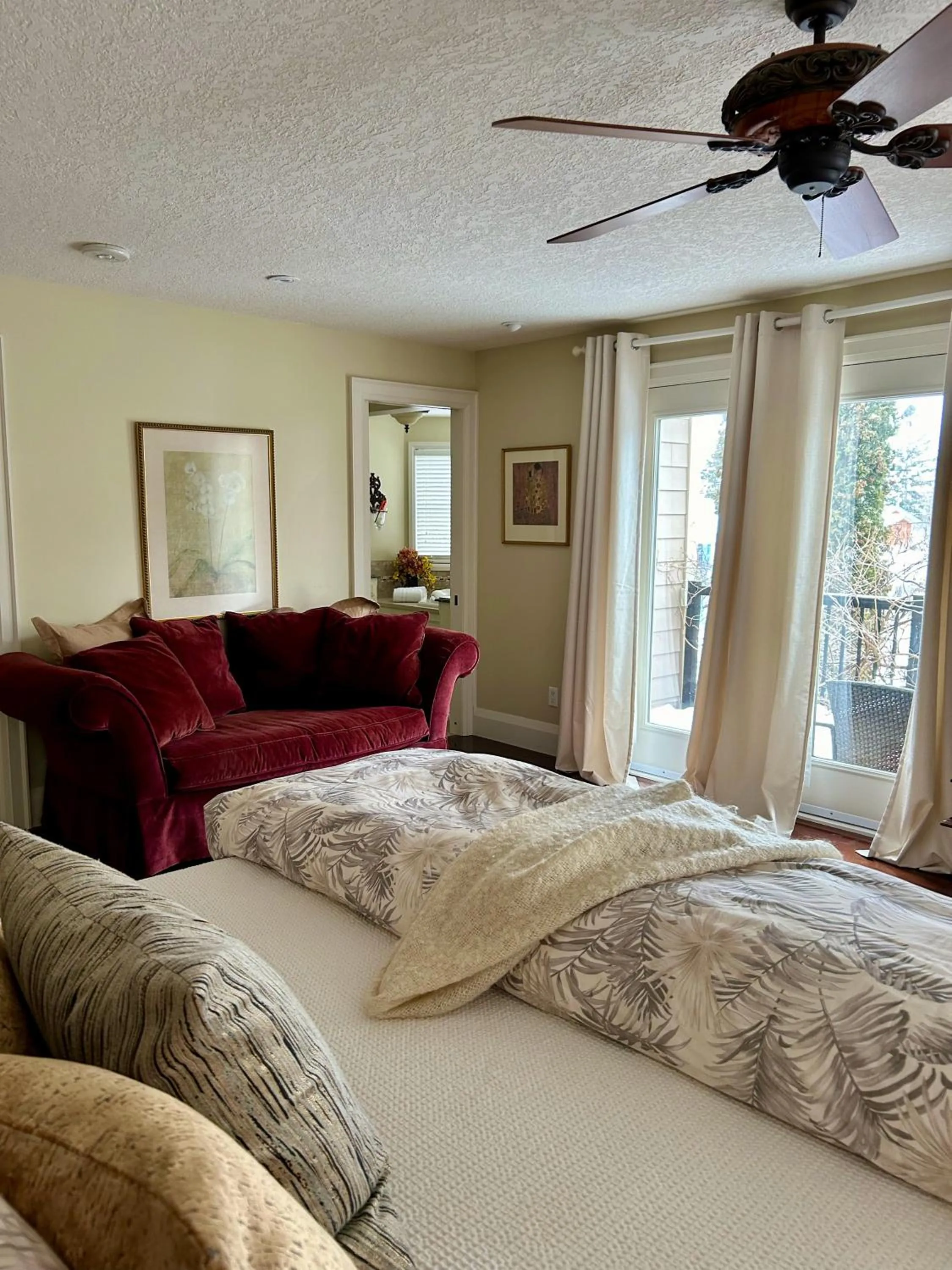 Bed in Norfolk Guest House Inn