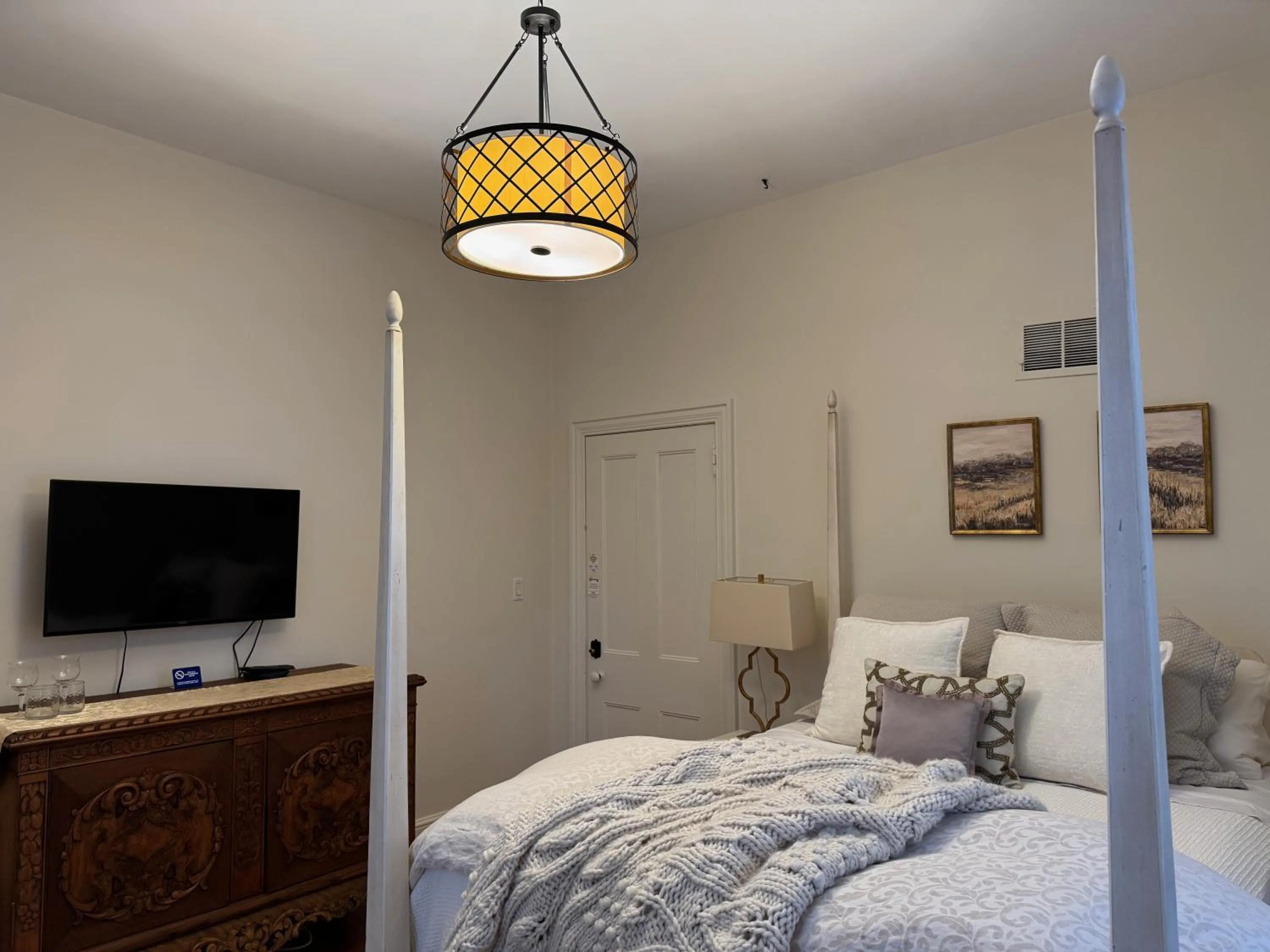 Bed in Norfolk Guest House Inn