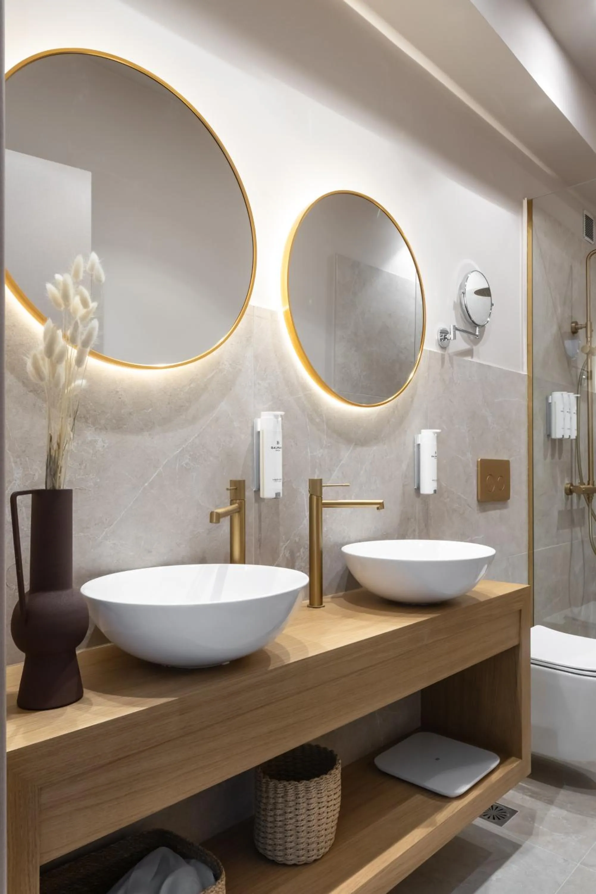 Shower in Num Suites & Lofts Athens