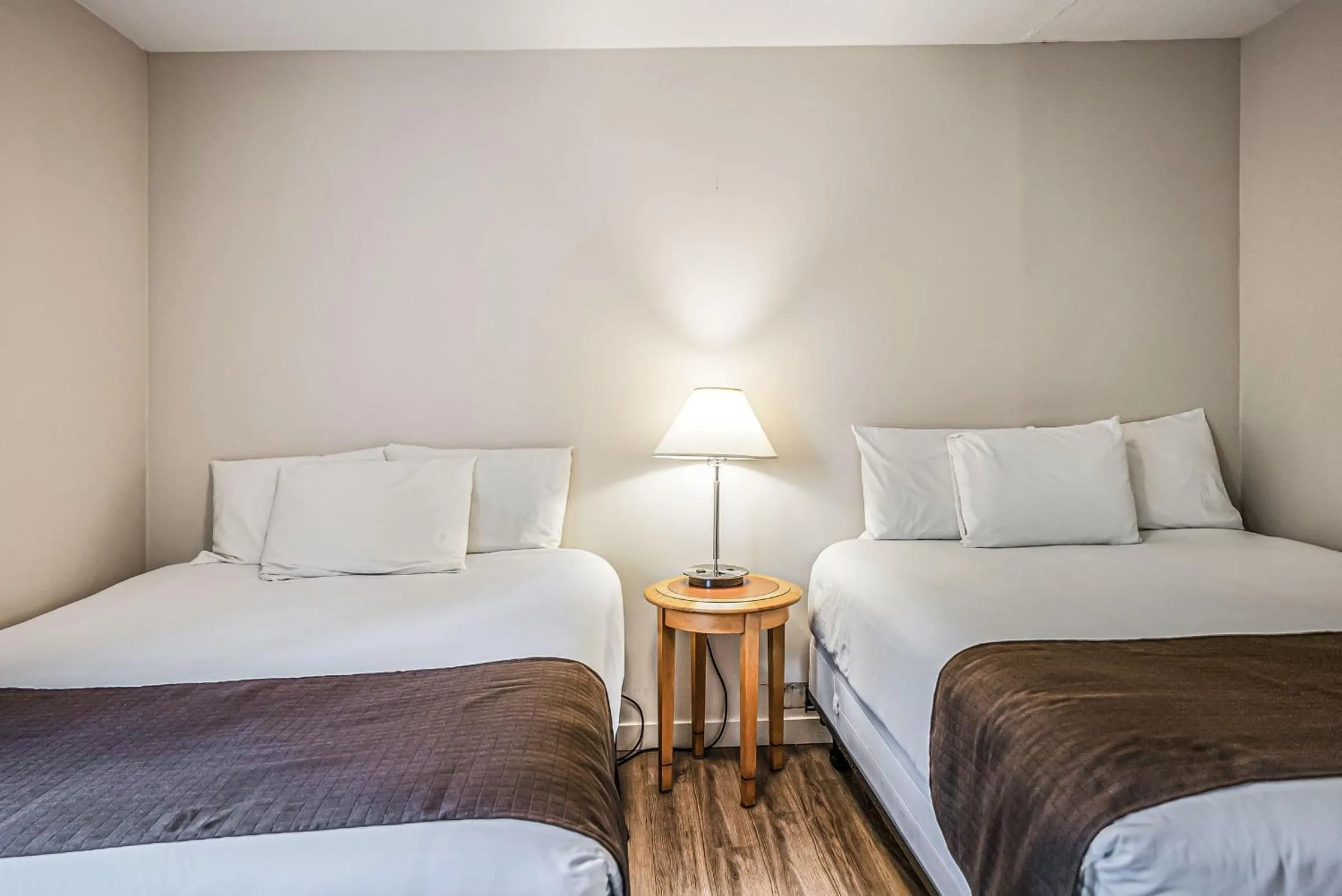 Bed in Bluebird Motel