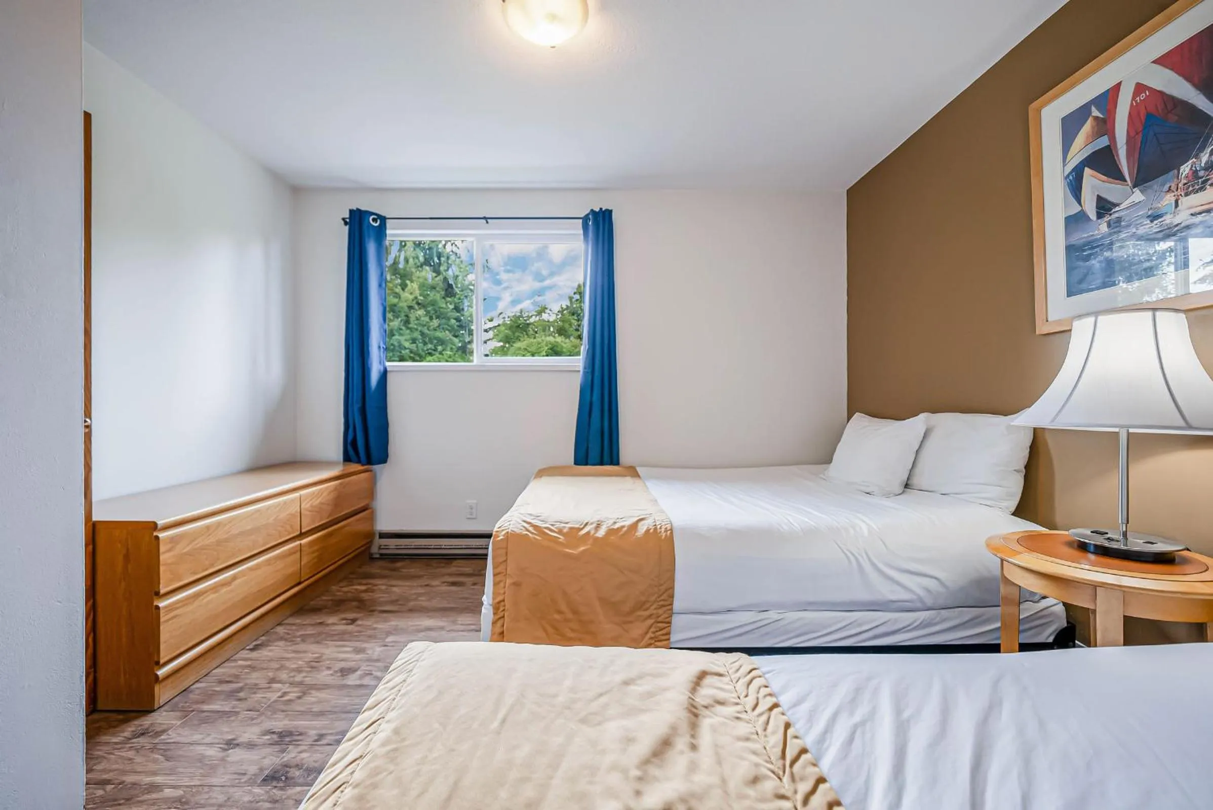 Bed in Bluebird Motel