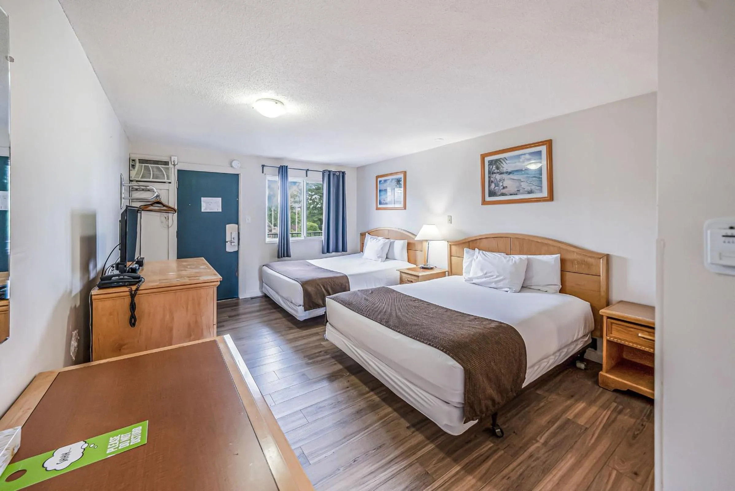 Bed in Bluebird Motel