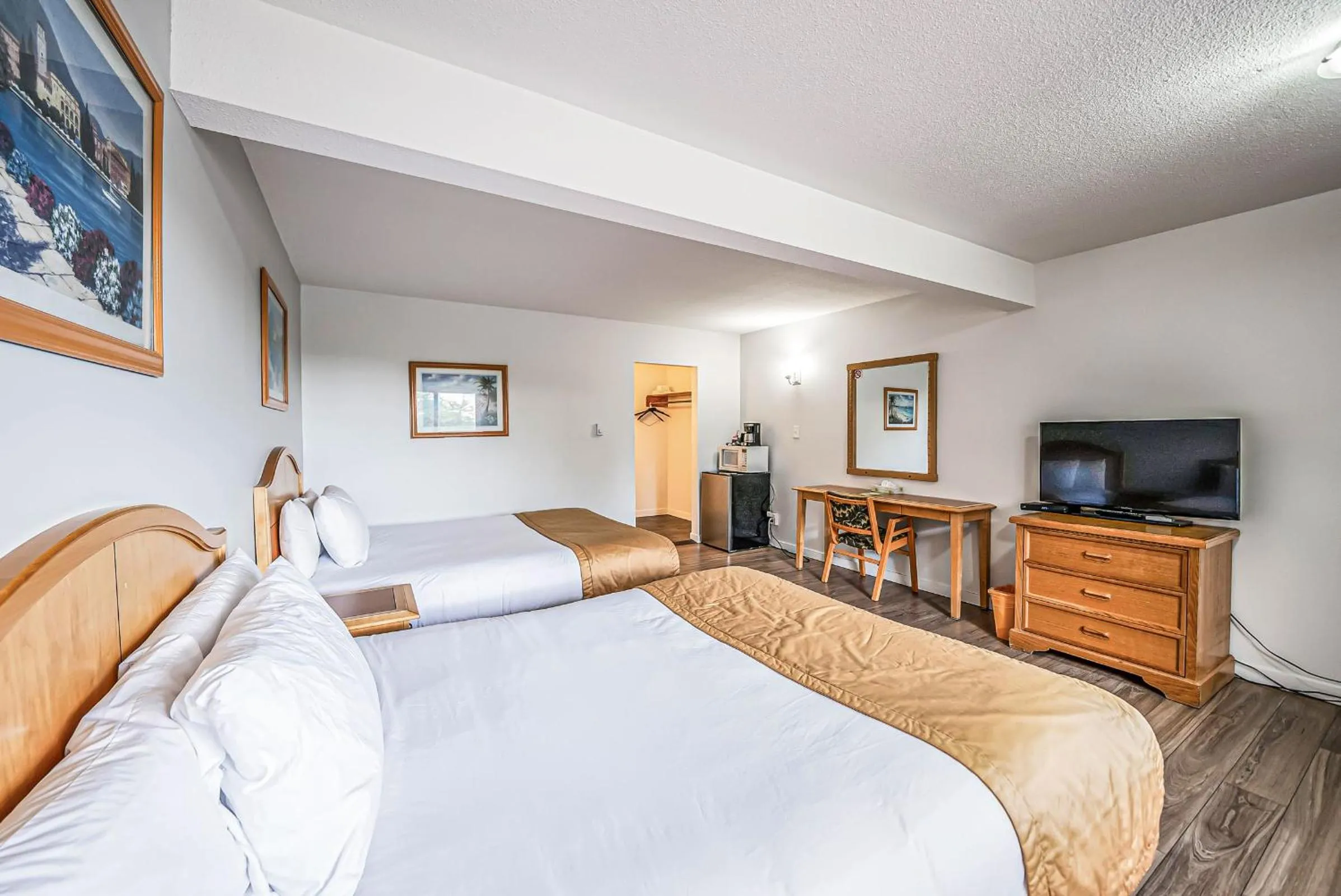 Bed in Bluebird Motel