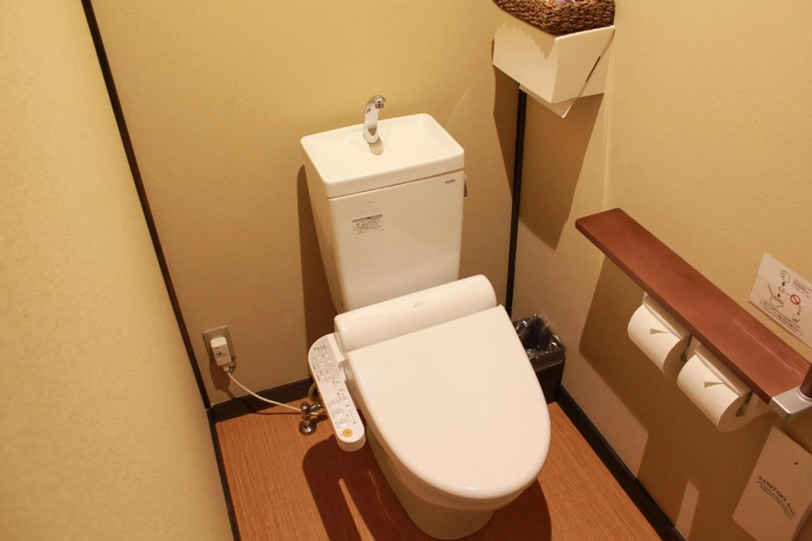 Toilet in Koyado Enn