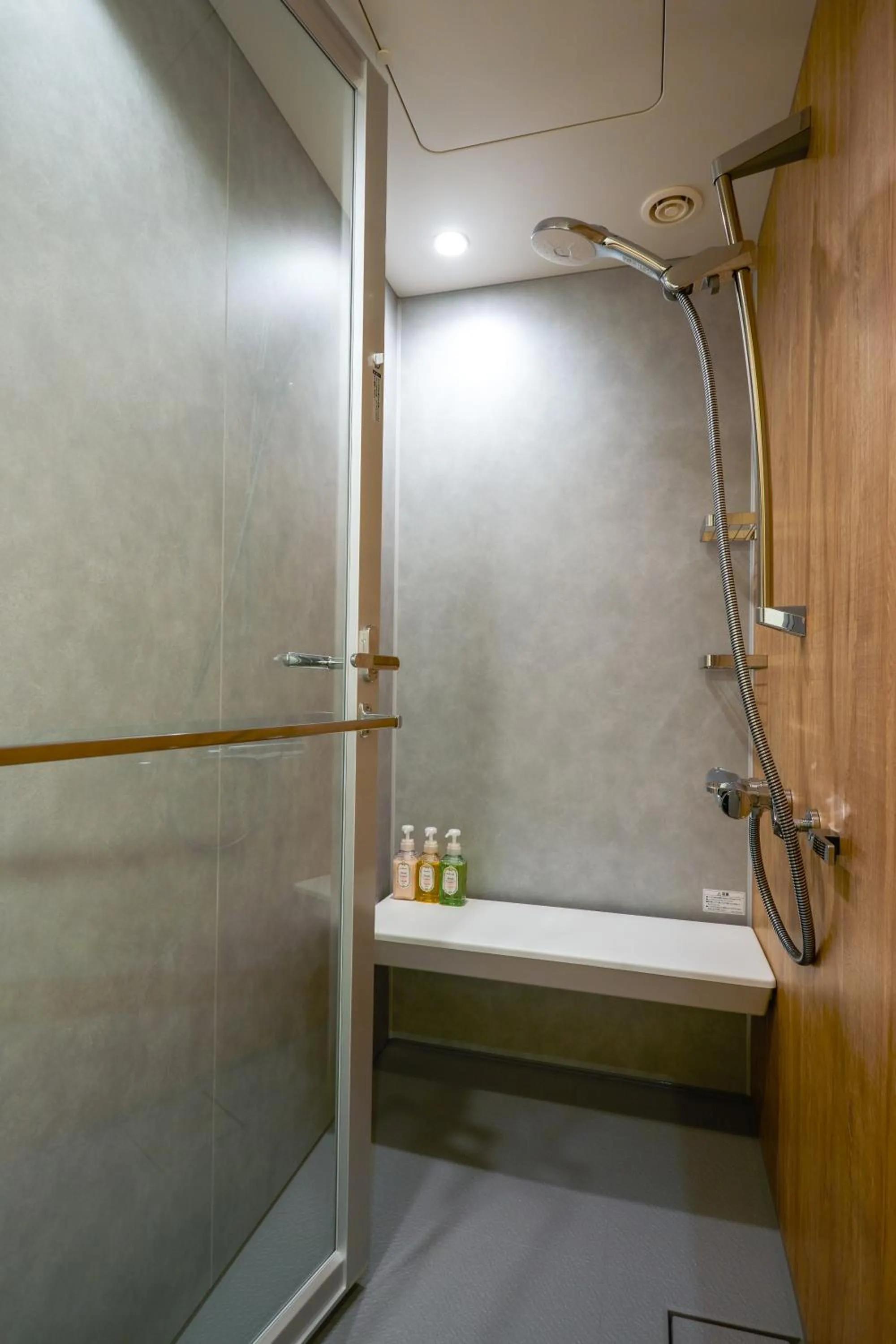 Shower in Hotel Wakamizu