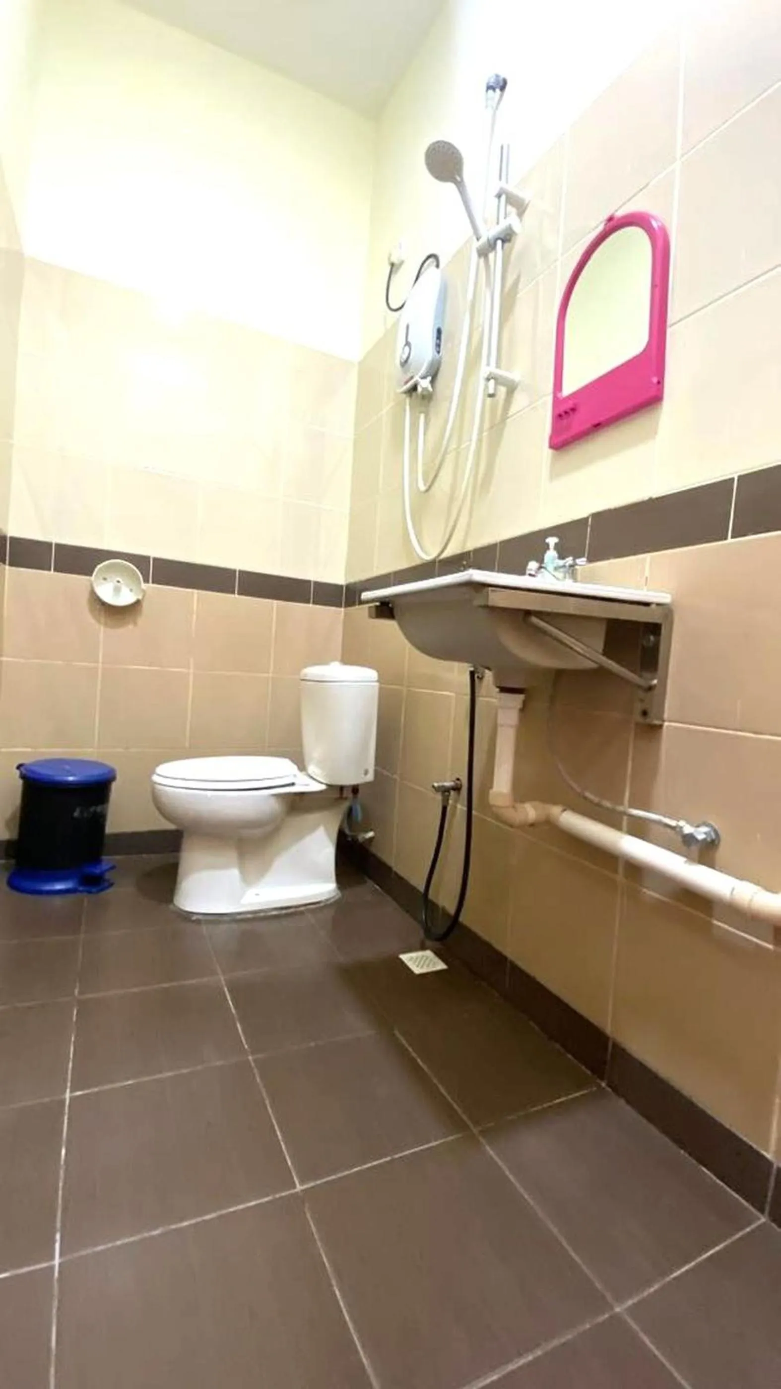 Bathroom in Capital O 91246 Tokman Inn