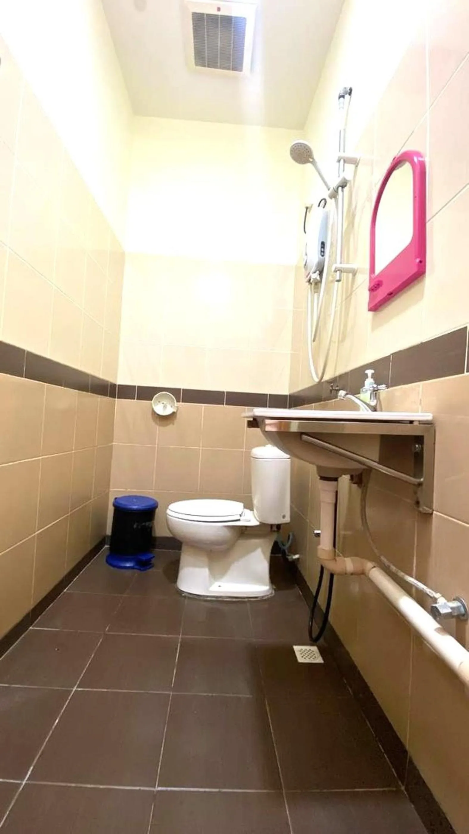 Bathroom in Capital O 91246 Tokman Inn