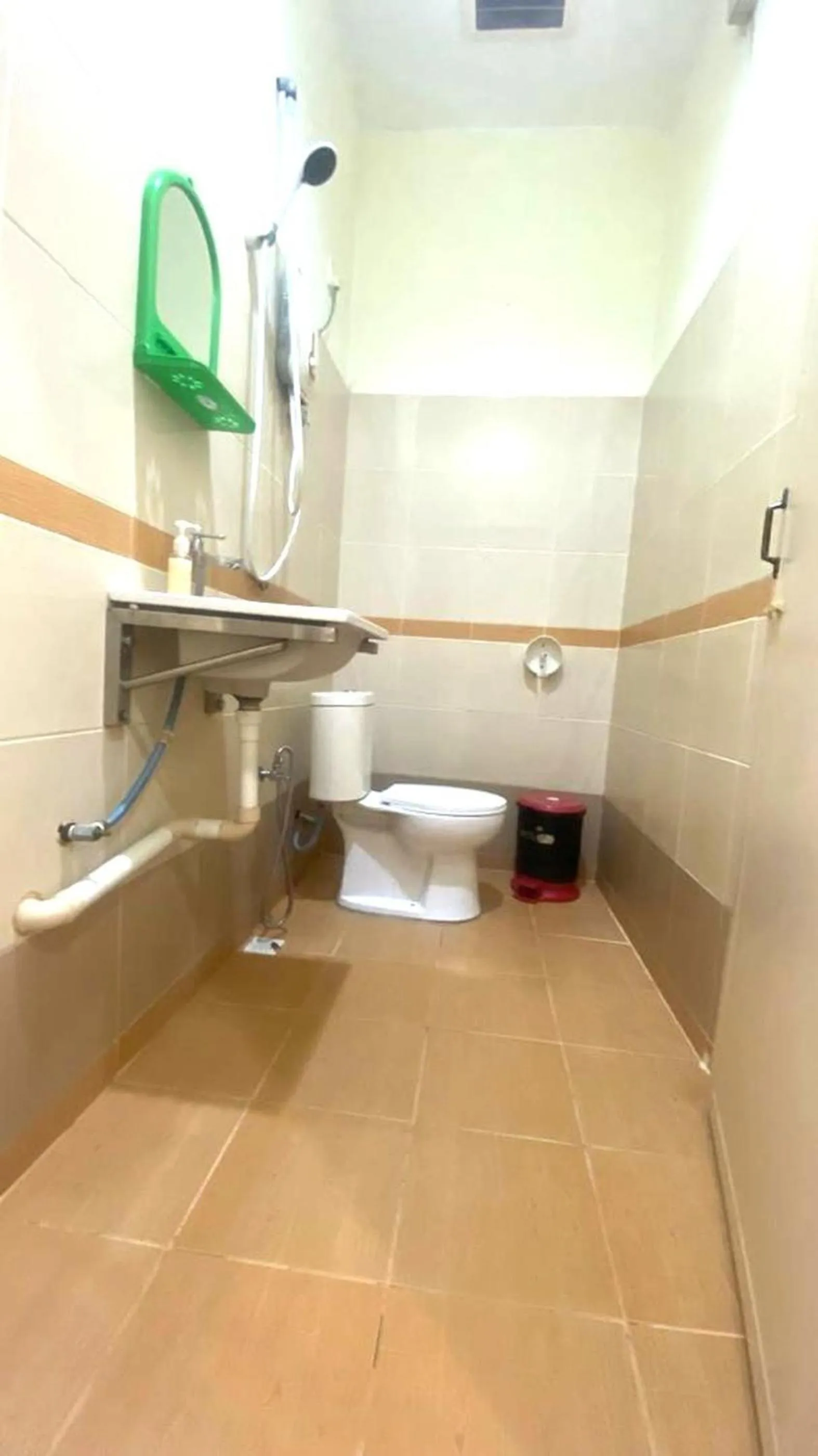 Bathroom in Capital O 91246 Tokman Inn