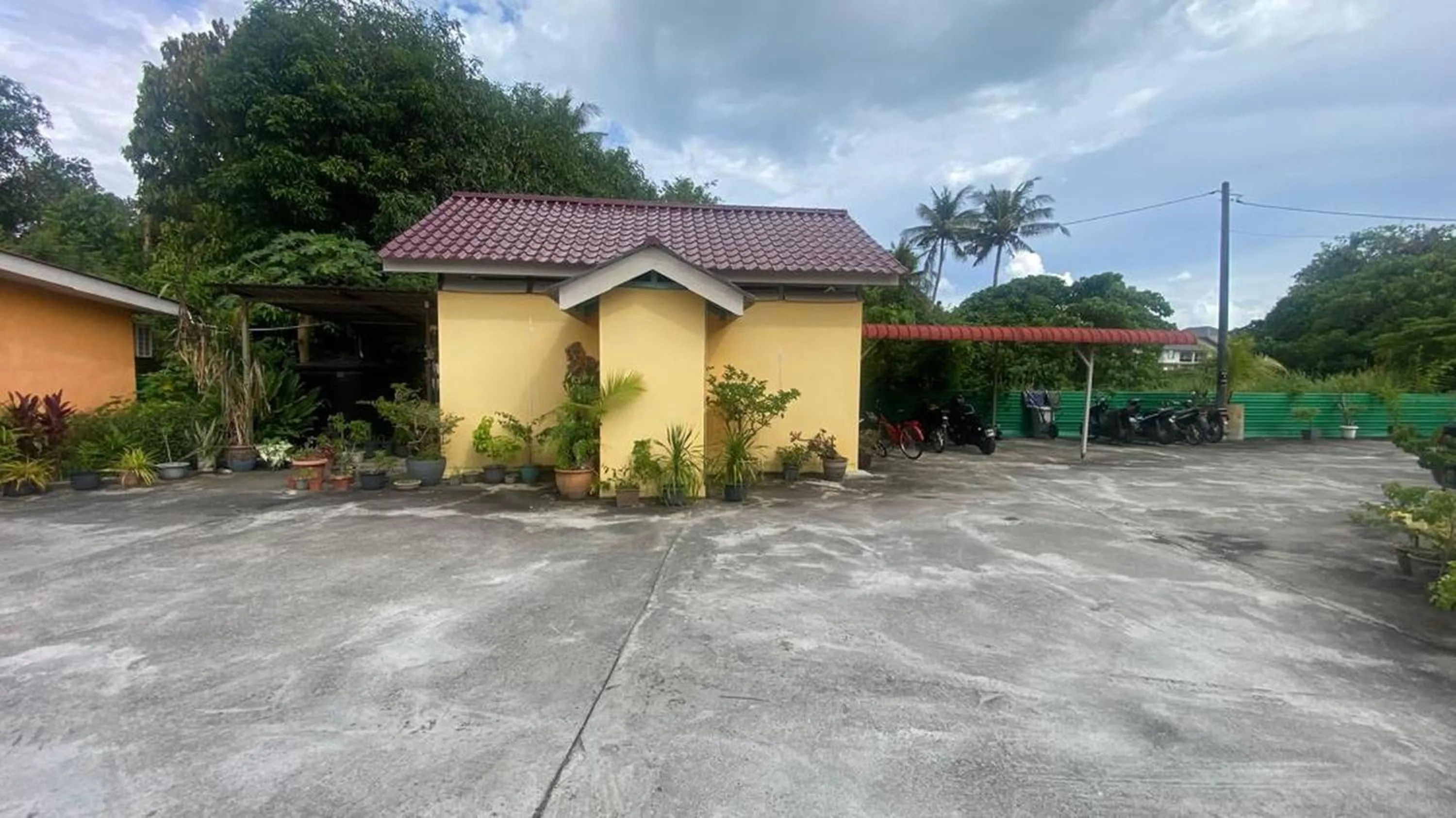 Facade/entrance in Capital O 91246 Tokman Inn