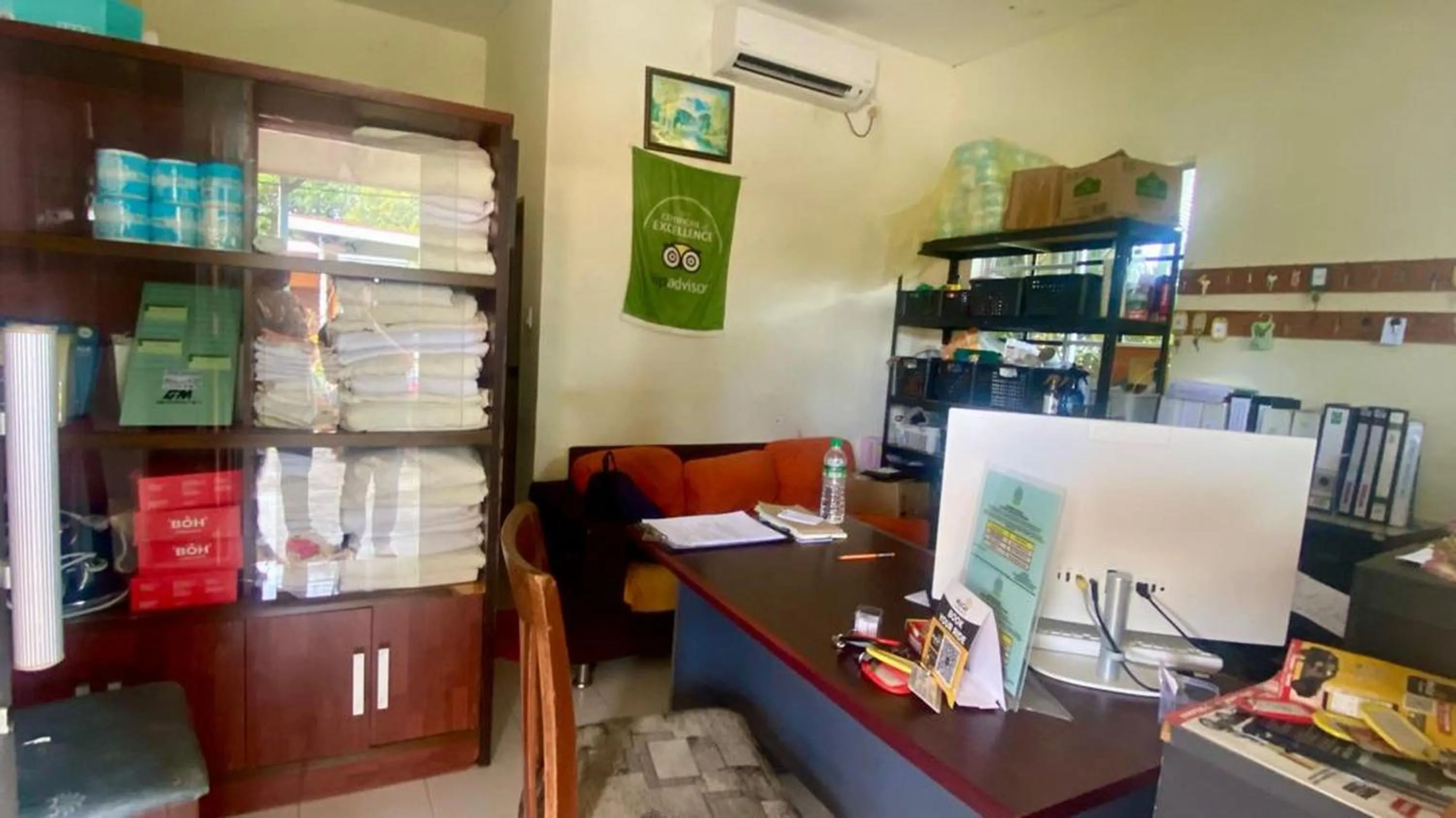 Lobby or reception in Capital O 91246 Tokman Inn